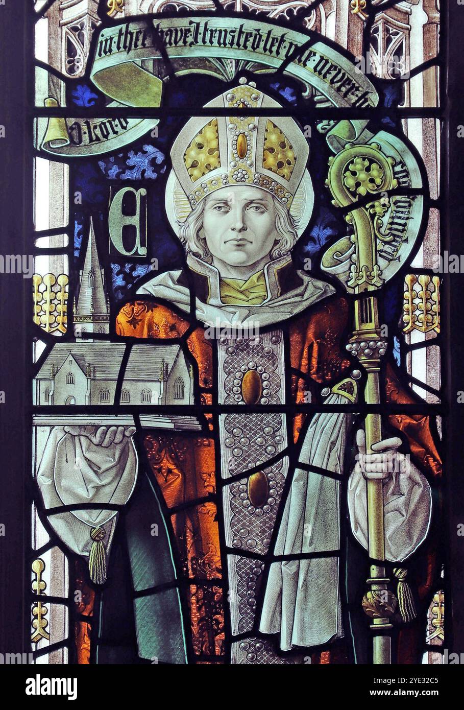 Buntglasfenster, das den Heiligen Erkonwald oder Earconwald als Bischof von London zwischen 675 und 693 von Percy Bacon and Brothers, Holy Trinity, Long darstellt Stockfoto