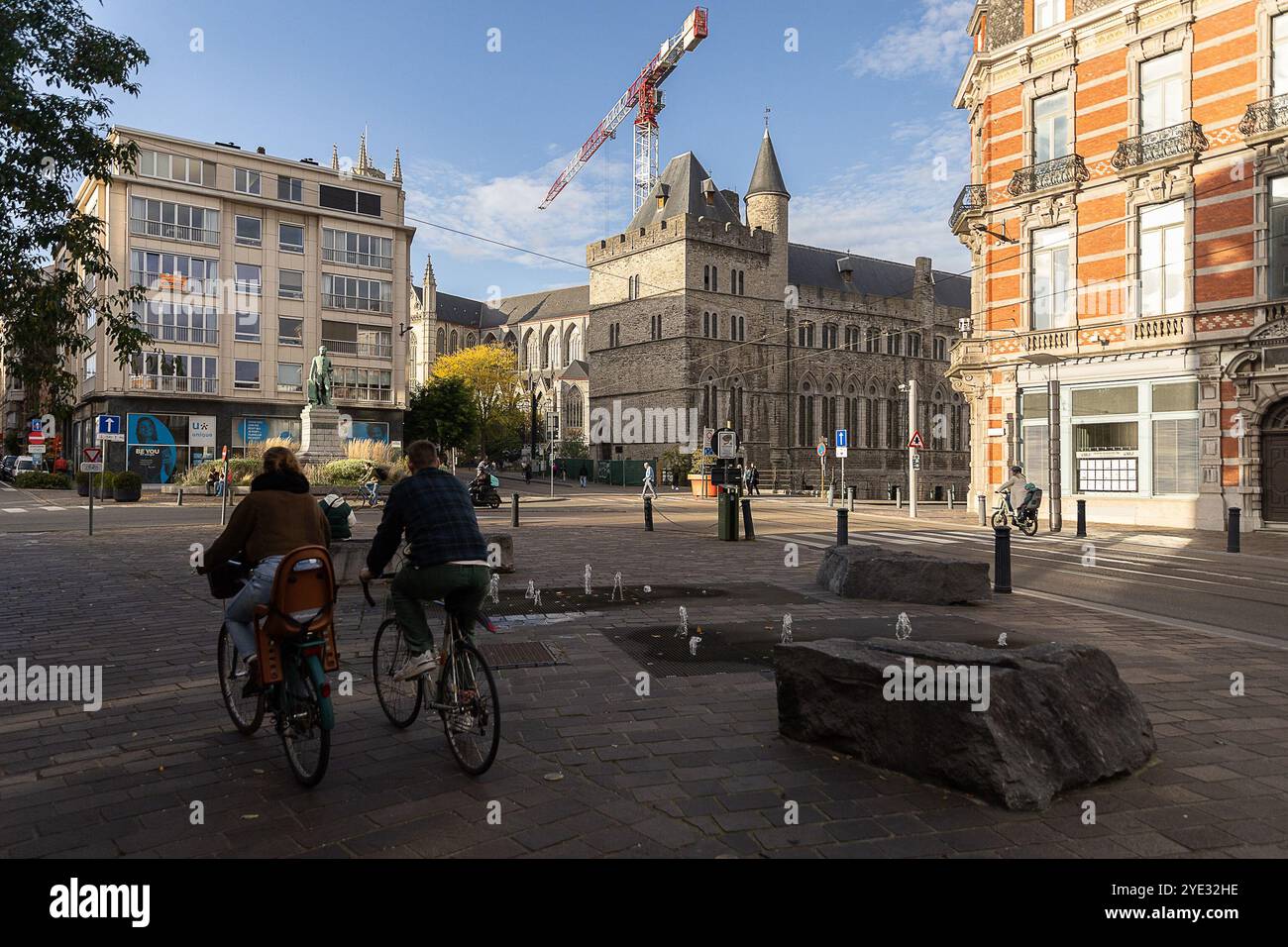 Gent, Belgien. Oktober 2024. Die Abbildung zeigt zwei Radfahrer vor dem Gebäude Gerard de Duivelsteen (C) in Gent, dargestellt am Dienstag, den 29. Oktober 2024. BELGA FOTO JAMES ARTHUR GEKIERE Credit: Belga News Agency/Alamy Live News Stockfoto