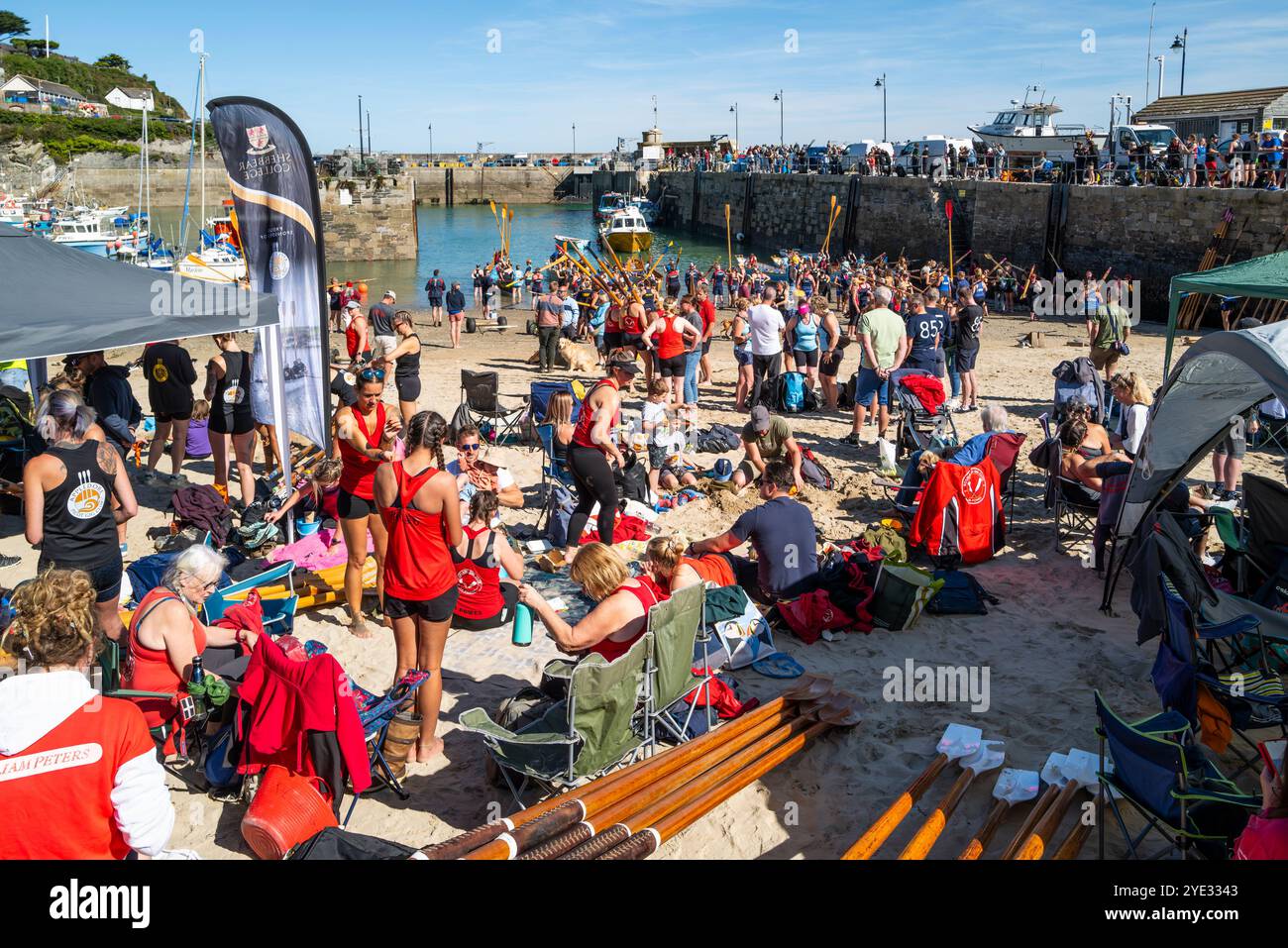 Piloten-Gig-Crews versammelten sich für die Women's Newquay County Championships Cornish Pilot Gig Rowing im Newquay Harbour Harbor in Newquay in Cornwall in t Stockfoto