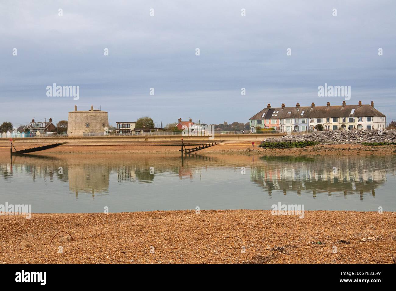 Fluss Deben von Bawdsey aus mit Blick auf eine farbenfrohe Reihe von Cottages und einen martello-Turm an der Fexlistowe Fähre in Suffolk England Stockfoto