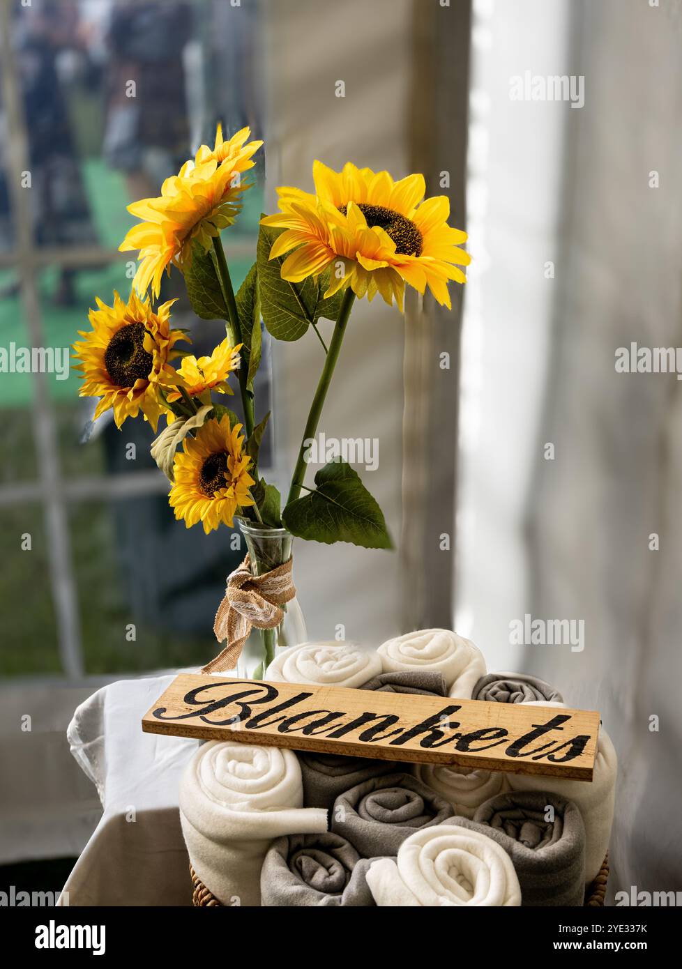 Decken, Schilder und Sonnenblumen Stockfoto