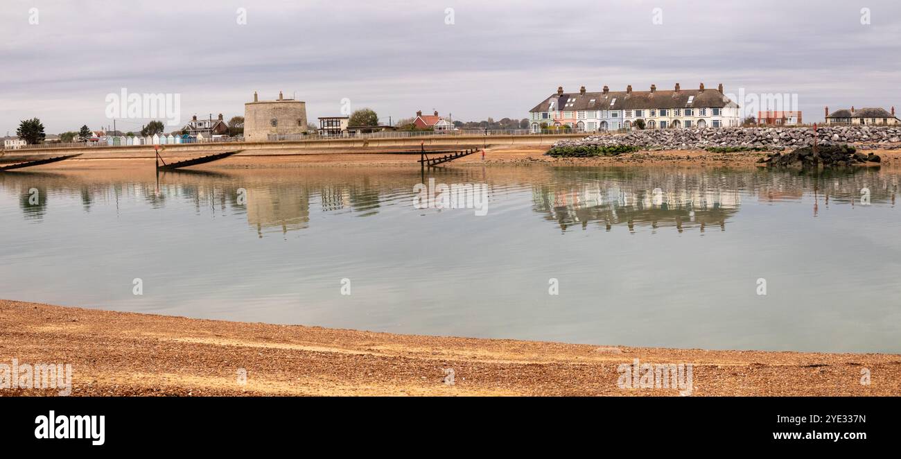 Fluss Deben von Bawdsey aus mit Blick auf eine farbenfrohe Reihe von Cottages und einen martello-Turm an der Fexlistowe Fähre in Suffolk England Stockfoto