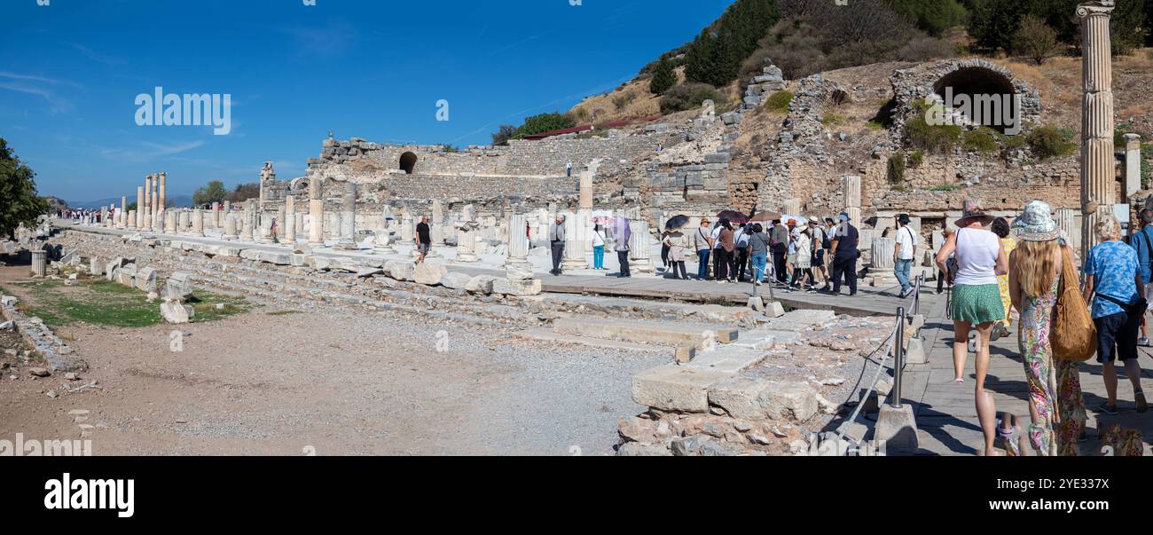 Touristen zwischen den Ruinen von Ephesus Türkei Stockfoto