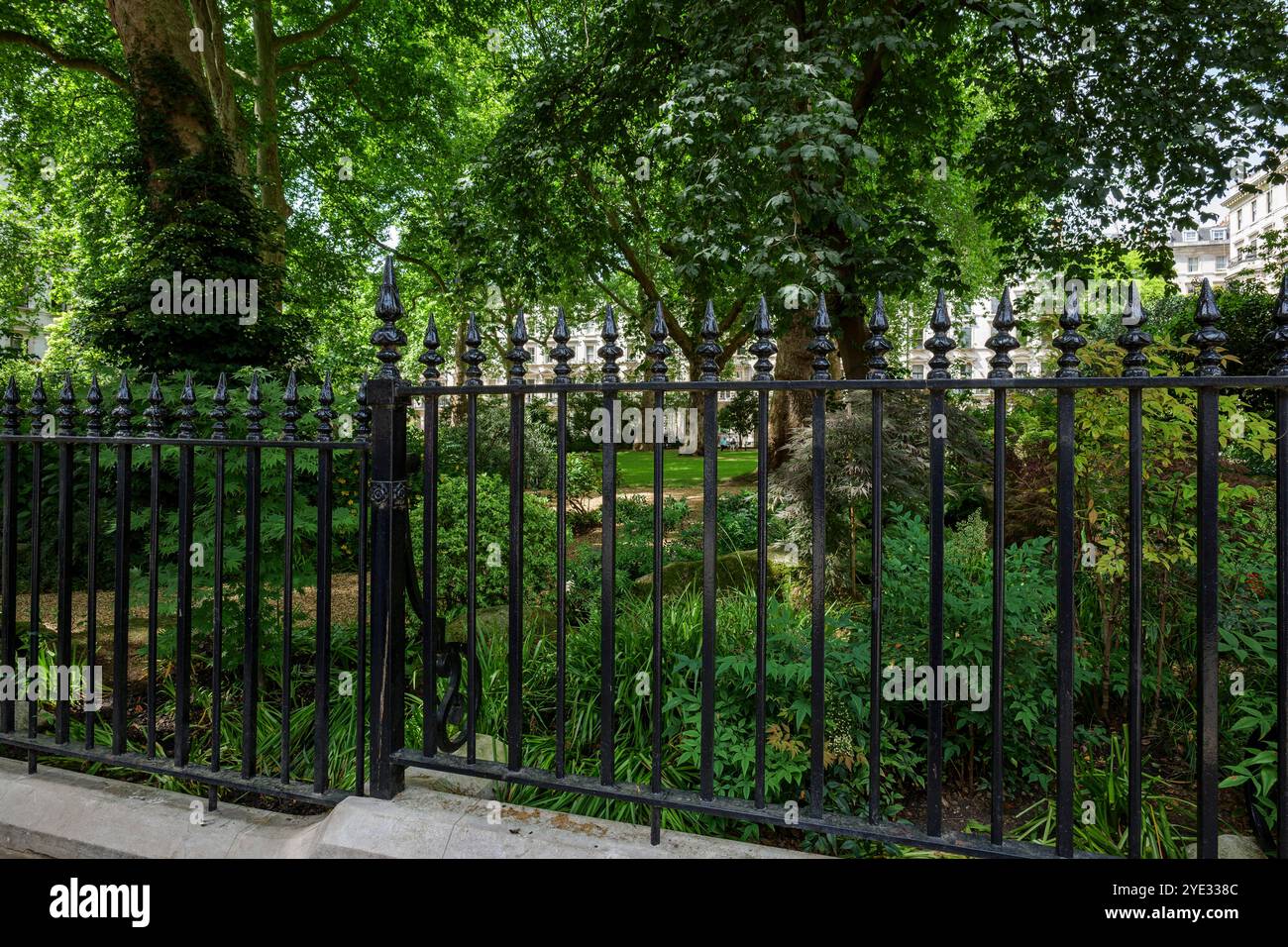 London - 06 16 2022: Blick auf die Ennismore Gardens Stockfoto