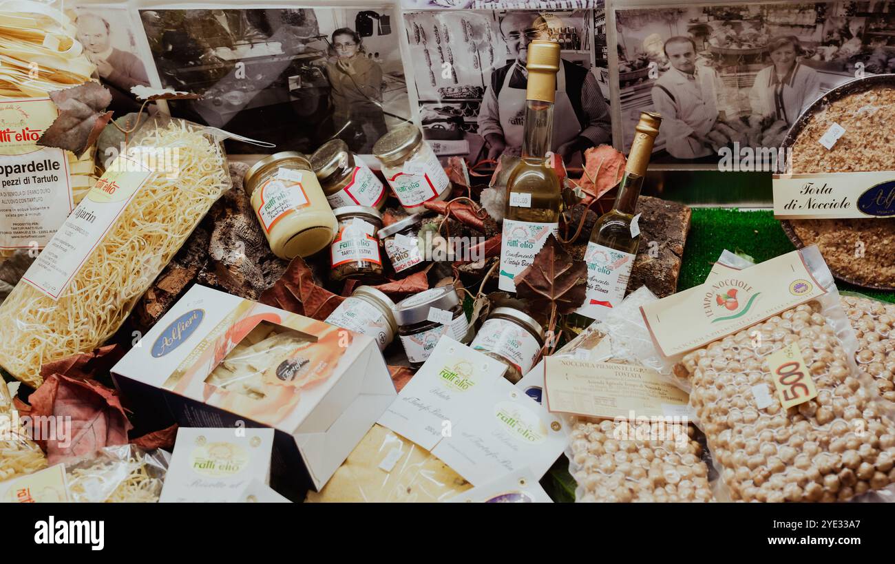 Beim Alba-Trüffelfestival in Italien werden verschiedene lokale Köstlichkeiten und Gourmetprodukte präsentiert. Besucher genießen es, die reichen Aromen der r Stockfoto