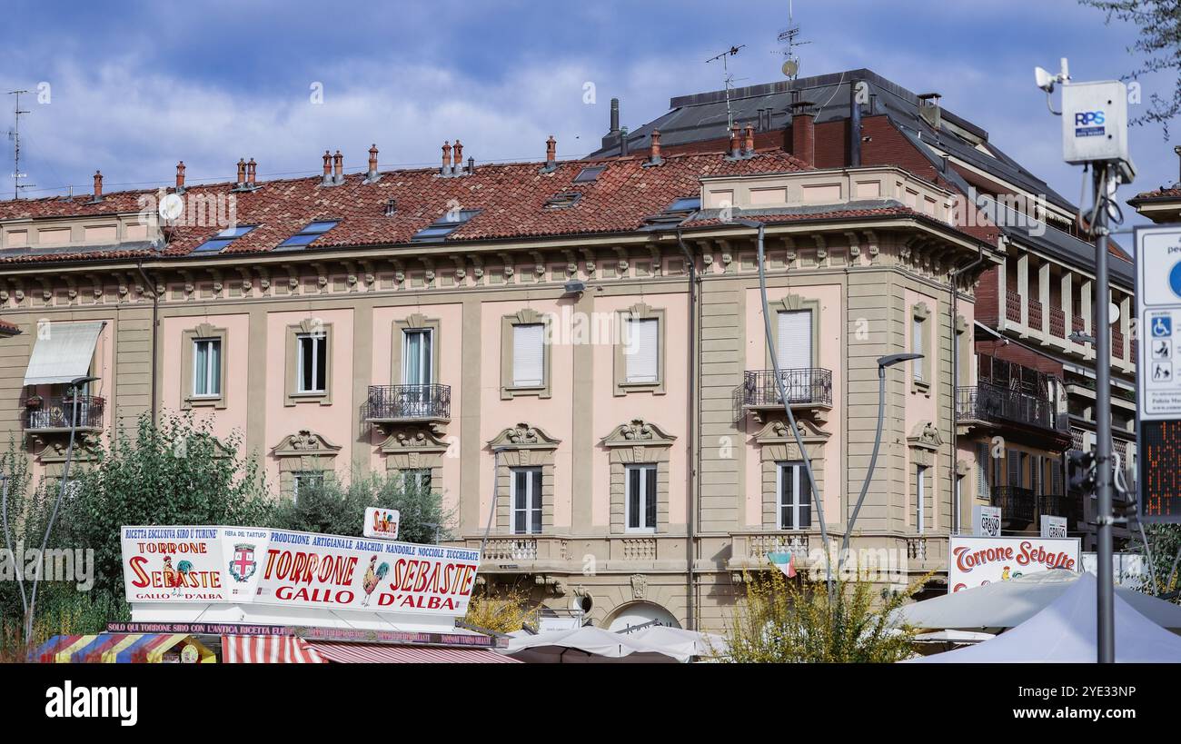 Die bezaubernden Straßen von Alba, Italien, bieten historische Gebäude und lebhafte Marktstände voller lokaler Köstlichkeiten Stockfoto