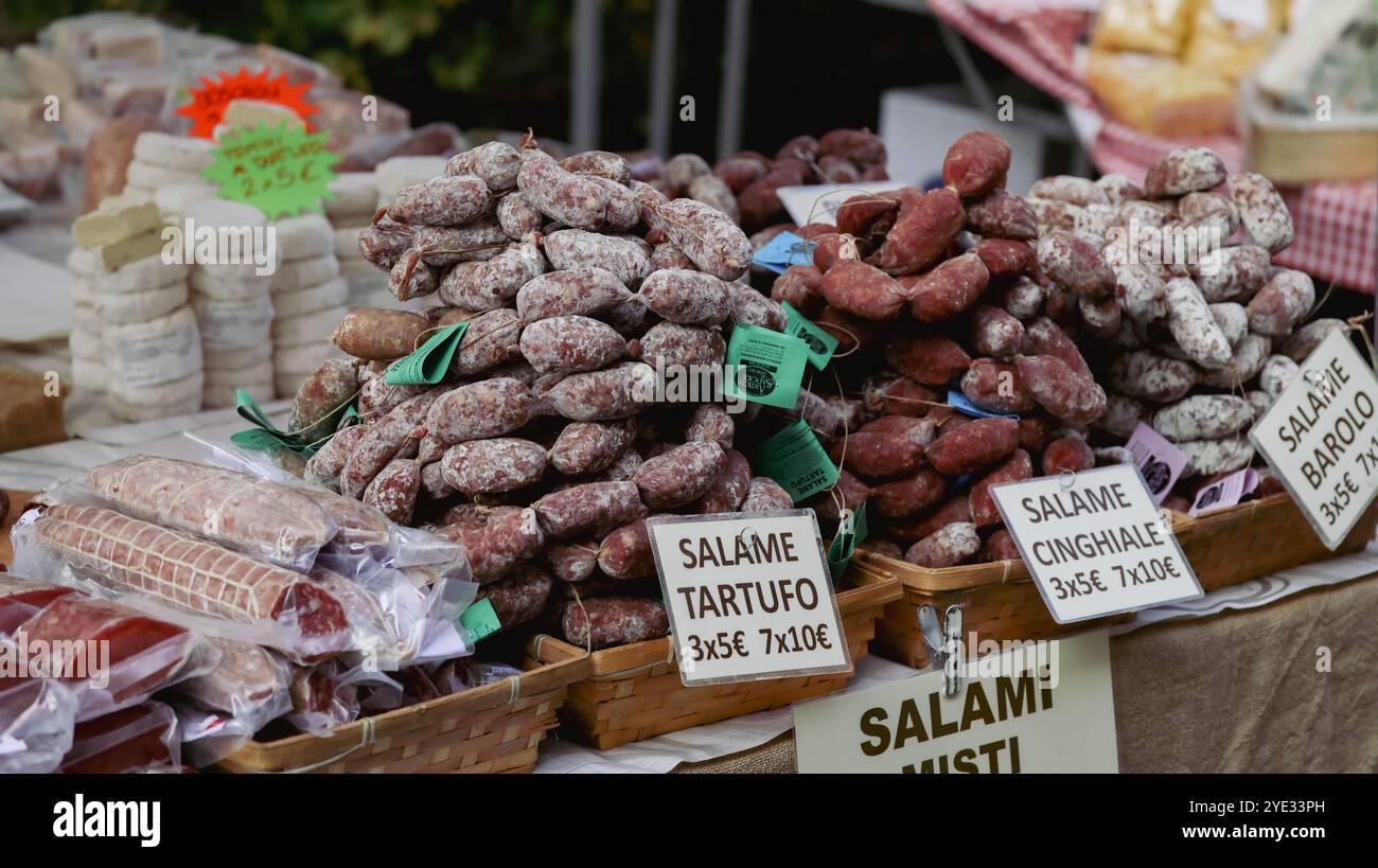 Auf dem lebhaften Markt in Alba, Italien, locken lebhafte Ausstellungen traditioneller Salami- und Wurstwaren die Besucher an. Das duftende Sortiment zeigt lokale Stockfoto