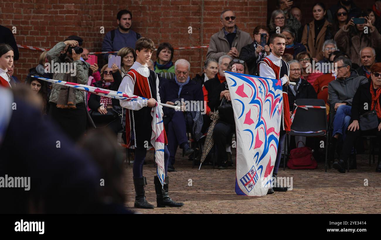 Während eines lebendigen Kulturfestivals in Alba treffen sich die Einheimischen, um eine Vorstellung mit erfahrenen Fahnenbären zu genießen, die komplizierte Bewegungen zeigen Stockfoto