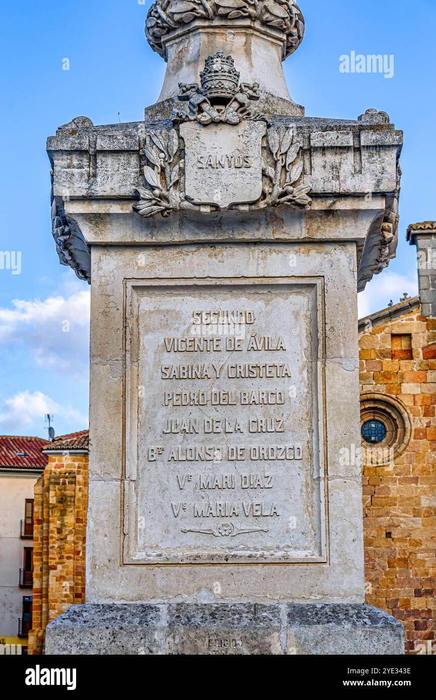 Avila, Spanien - 10. Oktober 2024: Inschrifttext am Fuß der Santa Teresa-Statue Stockfoto
