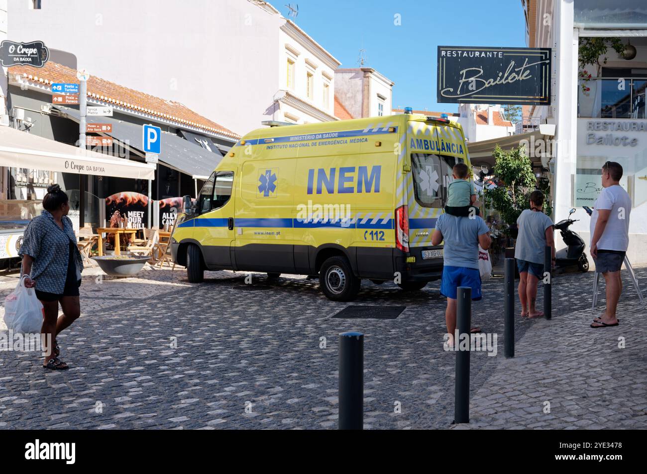 Nationales medizinisches Rettungsfahrzeug in der Altstadt von Albufeira, das Sicherheit und schnelle Reaktion in pulsierenden städtischen Zentren gewährleistet Stockfoto