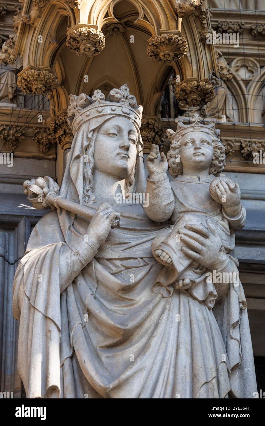 Statue Madonna mit Kind am Hauptportal / Marienportal des Doms, Köln, Deutschland. Statue Madonna mit Kind am Hauptportal / Marienpo Stockfoto