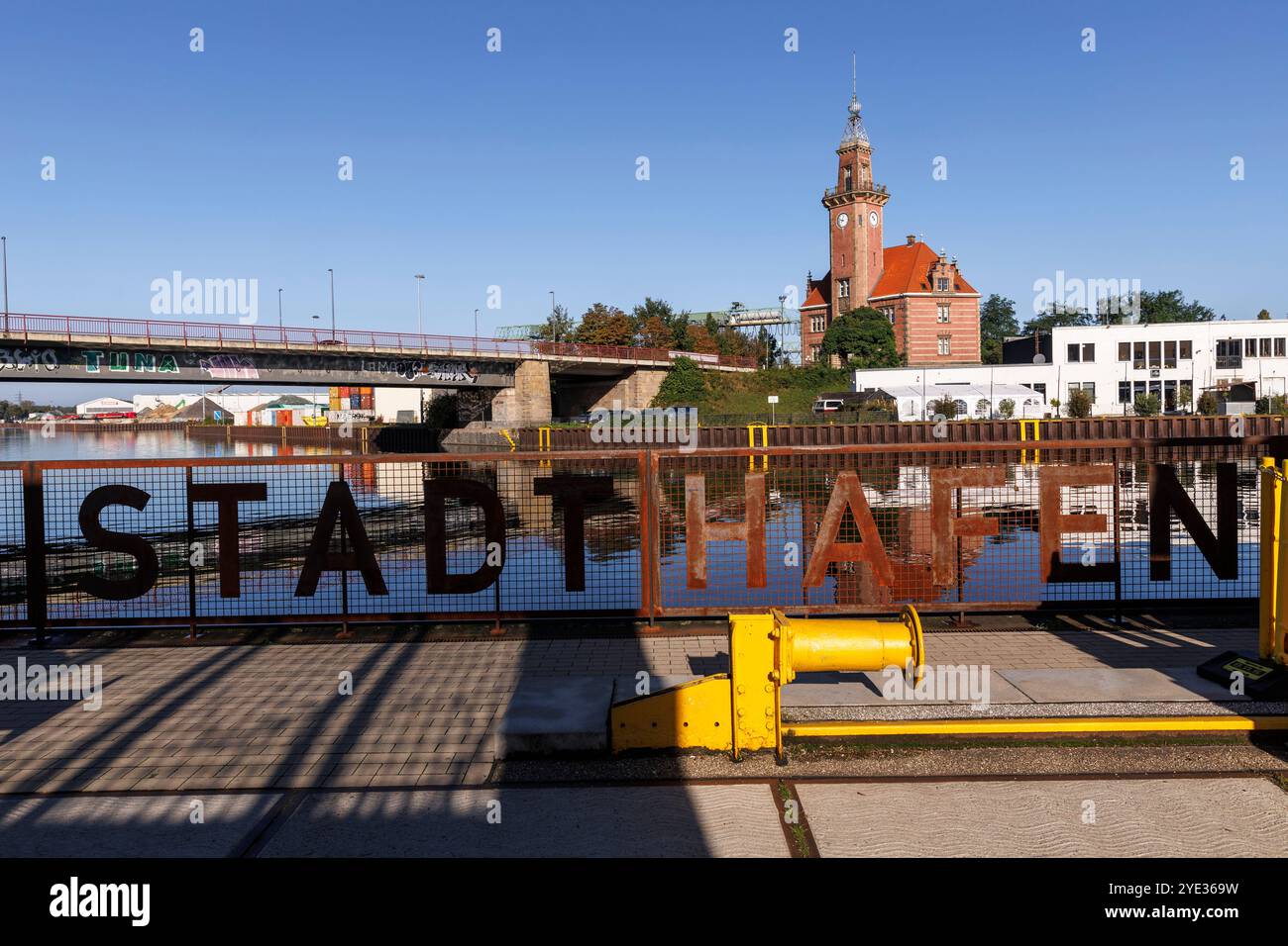 Blick vom Hafenviertel Spichernstraße zum alten Hafenbüro im Dortmunder Hafen, Hafenbrücke, Nordrhein-Westfalen. Blic Stockfoto