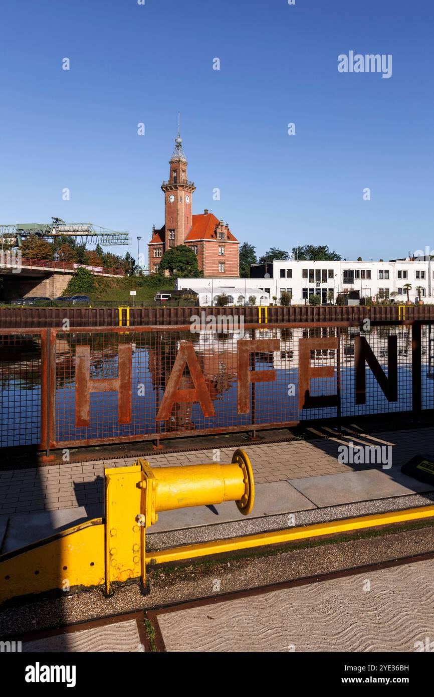 Blick vom Hafenviertel Spichernstraße zum alten Hafenbüro im Dortmunder Hafen, Hafenbrücke, Nordrhein-Westfalen. Blic Stockfoto
