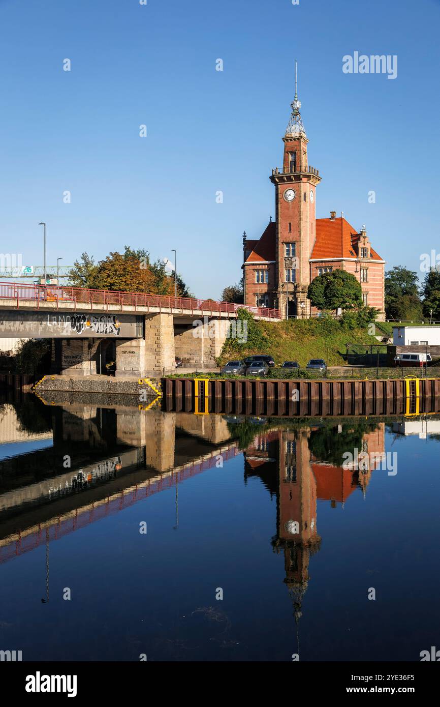 Das alte Hafenbüro im Dortmunder Hafen, Hafenbrücke, Nordrhein-Westfalen. das Alte Hafenamt im Hafen Dortmund, Hafenbrücke, Nein Stockfoto