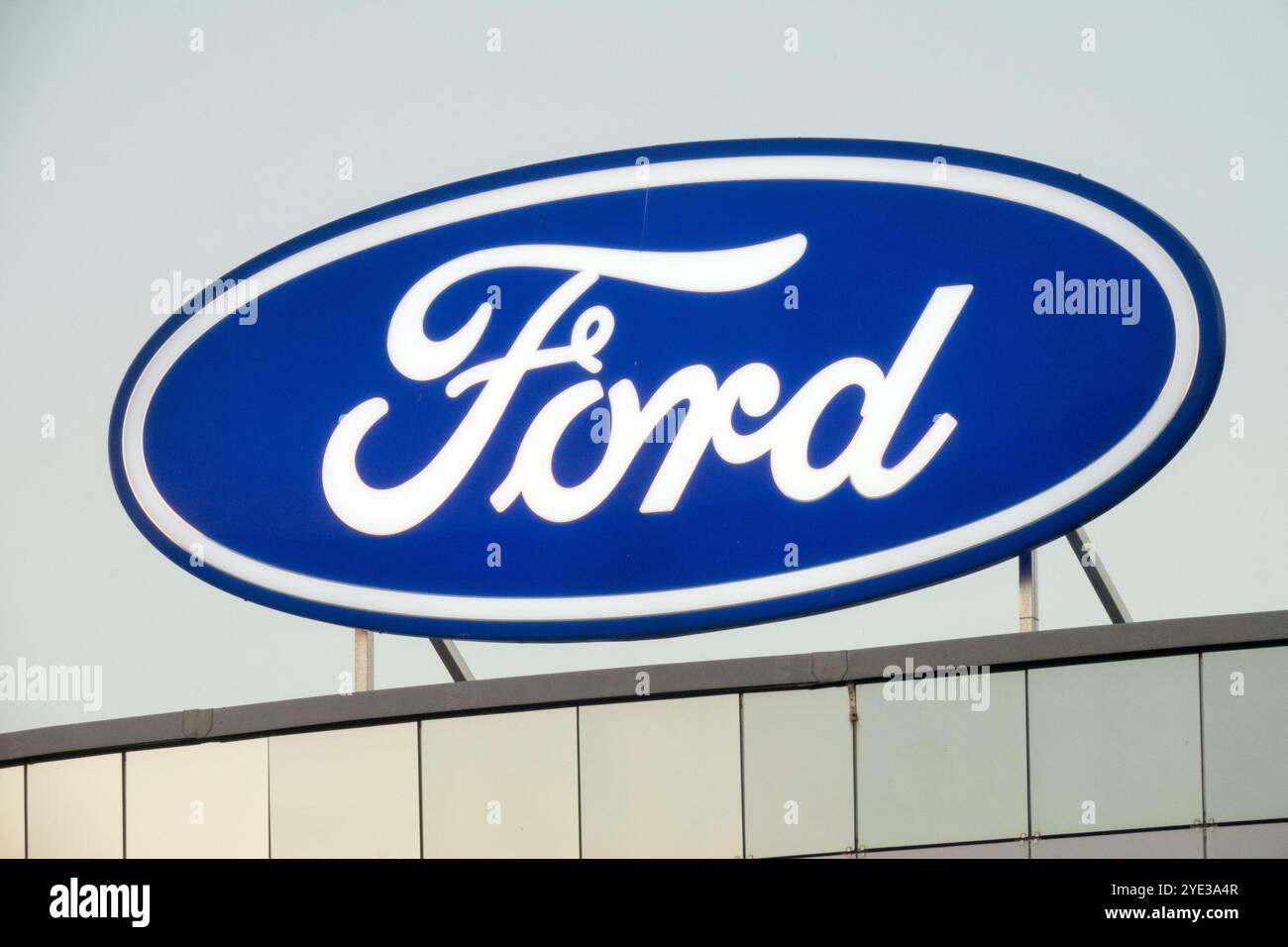 Das Ford-Logo auf dem Gebäude unterschreiben Stockfoto Das Ford-Logo auf dem Gebäude unterschreiben Stockfoto