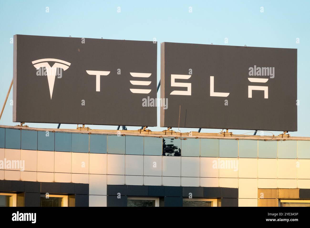 Tesla-Logo auf dem Gebäude Stockfoto