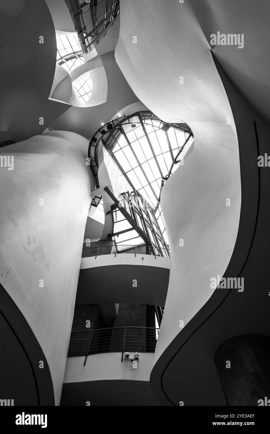 Bilbao, Spanien - 16. Mai 2024 - berühmte Decke des Guggenheim Museums in Bilbao, Baskenland, entworfen von Frank Gehry Stockfoto