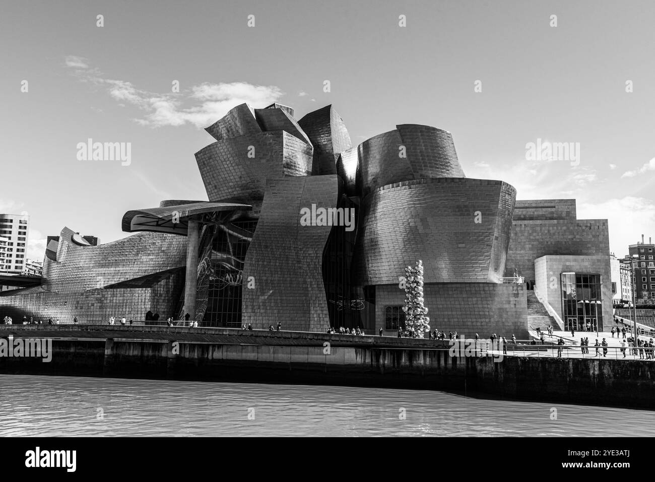Bilbao, Spanien - 16. Mai 2024 - das berühmte Guggenheim Museum in Bilbao, Spanien, entworfen von dem Architekten Frank Gehry Stockfoto