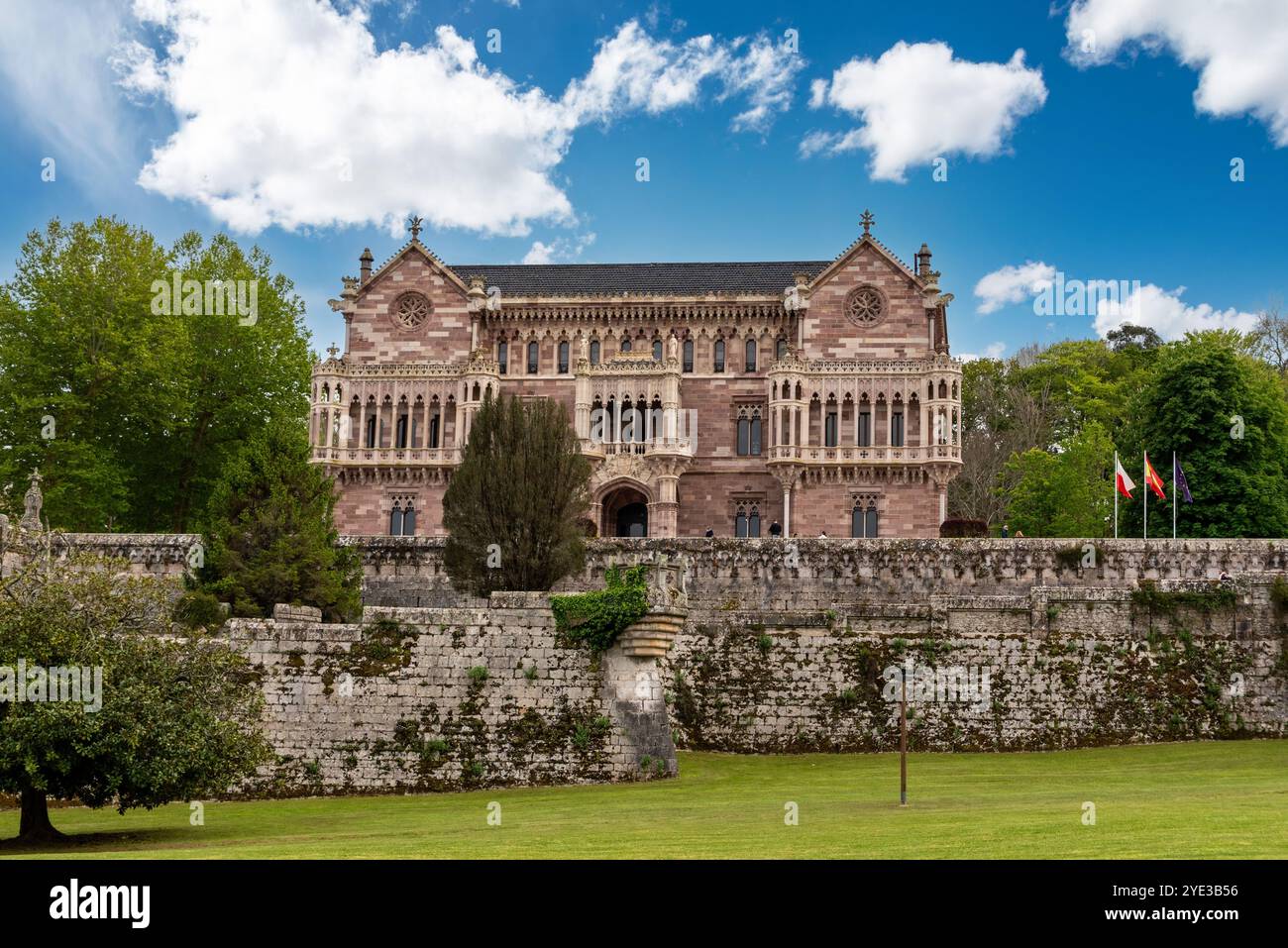 Comillas, Spanien - 19. Mai 2024 - Sandsteinfassade des neogotischen Sobrellano-Palastes in Comillas, Nordspanien Stockfoto