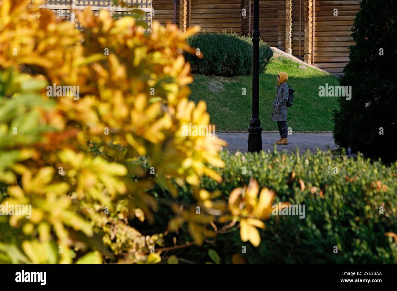 KIEW, UKRAINE - 28. OKTOBER 2024 - Eine Frau befindet sich auf dem Platz nahe dem Goldenen Tor in Kiew, der Hauptstadt der Ukraine. Stockfoto