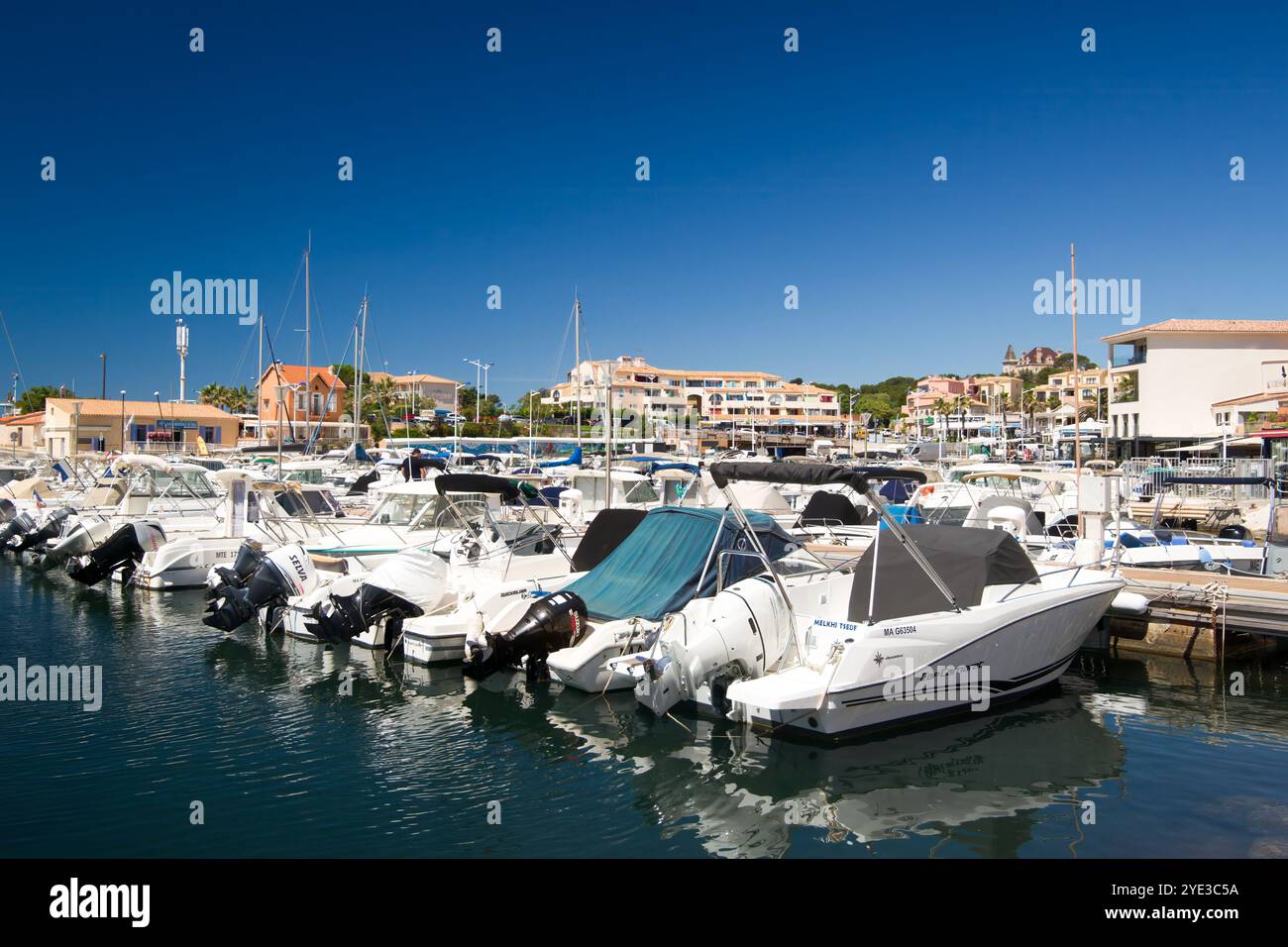 Sausset les Pins, Frankreich - 06 13 2024 : Boote im Yachthafen an einem sonnigen Tag Stockfoto
