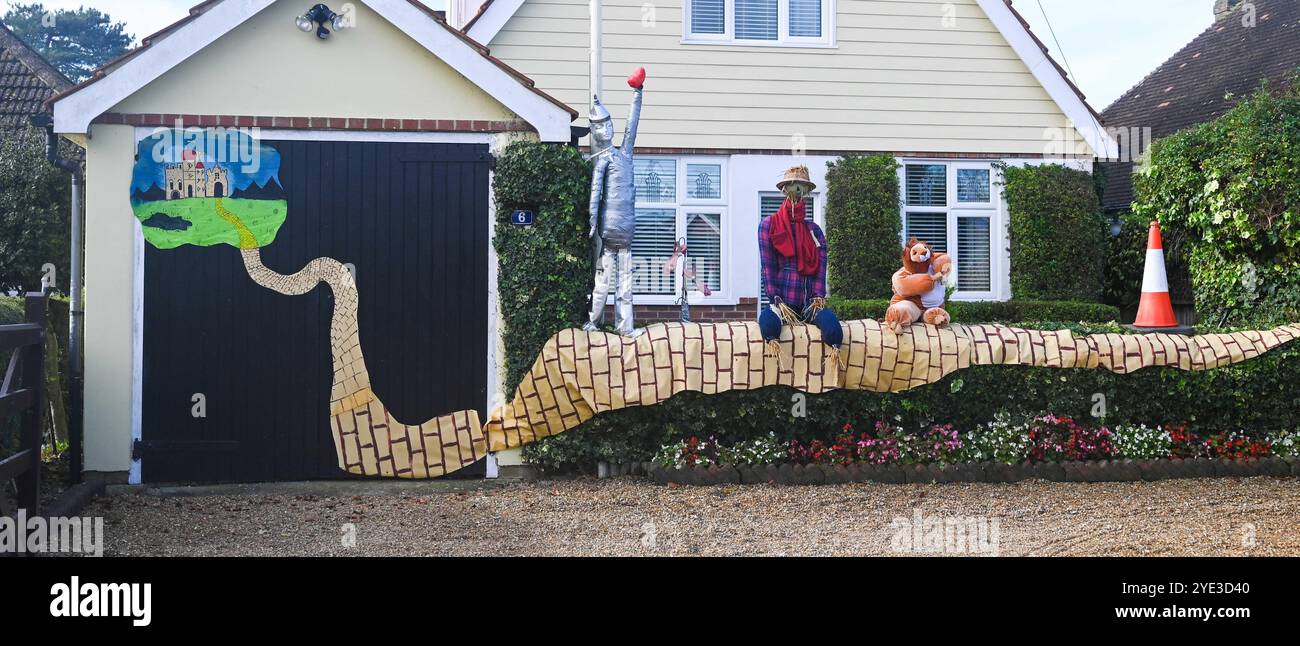 Worthing UK 29. Oktober 2024 - Eine riesige Vogelscheuche, die den Zauberer von Oz darstellt, ist Teil des diesjährigen Ferring Scarecrow Festival in der Nähe von Worthing . Dieses Jahr gibt es über 80 Vogelscheuchen, die im Dorf verteilt sind und Geld für eine lokale Demenz-Wohltätigkeitsorganisation sammeln... : Credit Simon Dack / Alamy Live News Stockfoto