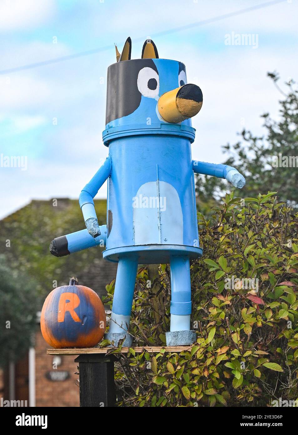 Worthing UK 29th October 2024 - A Bluey Scarecrow (basierend auf der australischen Kinderfernsehsendung) ist Teil des diesjährigen Ferring Scarecrow Festival in der Nähe von Worthing. Dieses Jahr gibt es über 80 Vogelscheuchen, die im Dorf verteilt sind und Geld für eine lokale Demenz-Wohltätigkeitsorganisation sammeln... : Credit Simon Dack / Alamy Live News Stockfoto