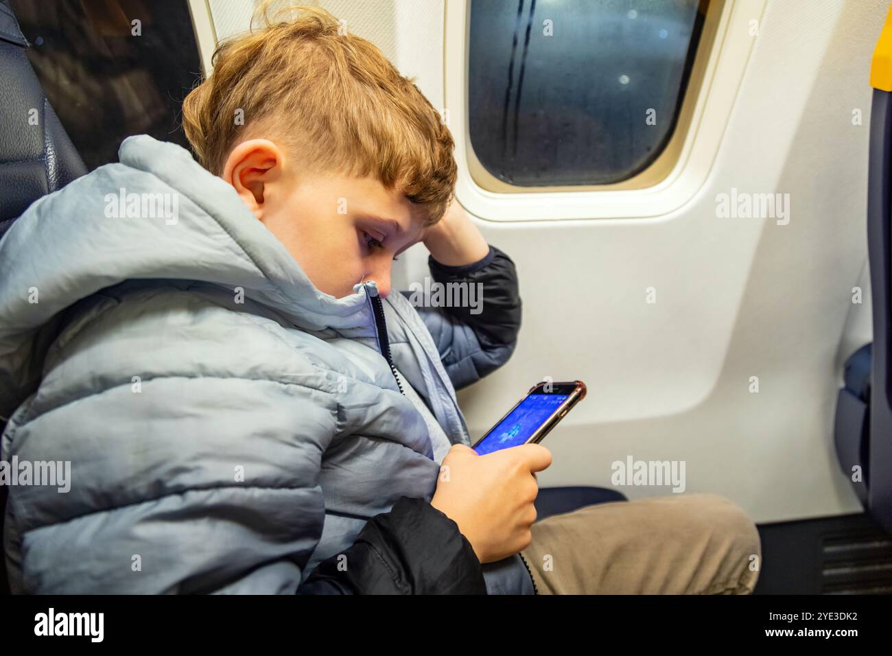 Achtjähriger Junge im Flugzeug, Girona, Katalonien, Spanien Stockfoto