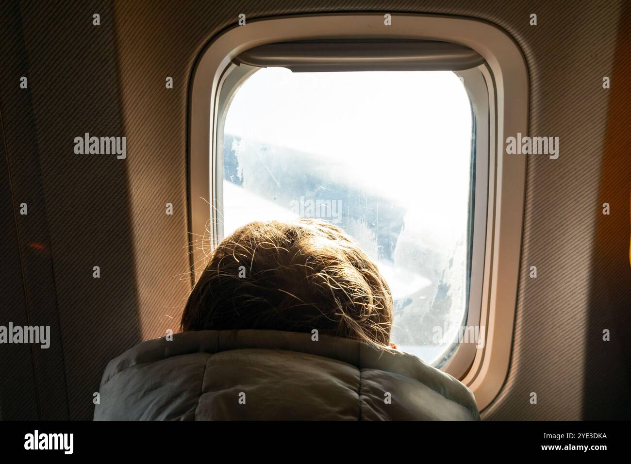Achtjähriger Junge im Flugzeug, Girona, Katalonien, Spanien Stockfoto
