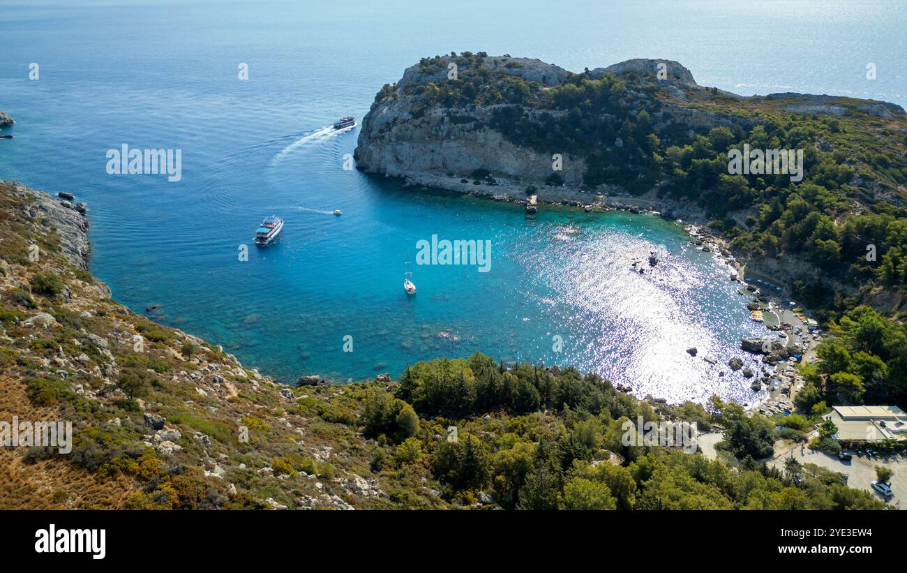 Boote in der Bucht von Anthony Quinn auf der Insel Rhodos in Griechenland. Diese Bucht liegt in einer der beliebtesten Buchten der Insel. Stockfoto