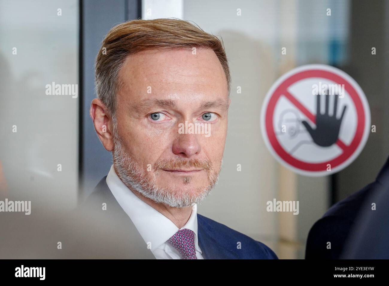 Berlin, Deutschland. Oktober 2024. Christian Lindner (FDP), Bundesfinanzminister und FDP-Parteivorsitzender, steht neben einem Stoppschild nach dem Treffen seiner Fraktion mit Wirtschaftsverbänden im Reichstagsgebäude auf Fraktionsebene des Bundestages. Quelle: Kay Nietfeld/dpa/Alamy Live News Stockfoto