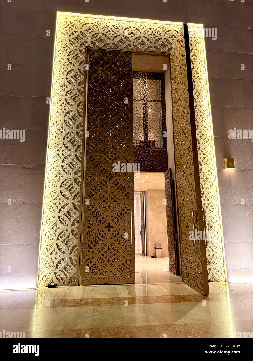 Goldene Tür islamische Architektur, masjid - Smartphone-aufgenommenes Stockfoto