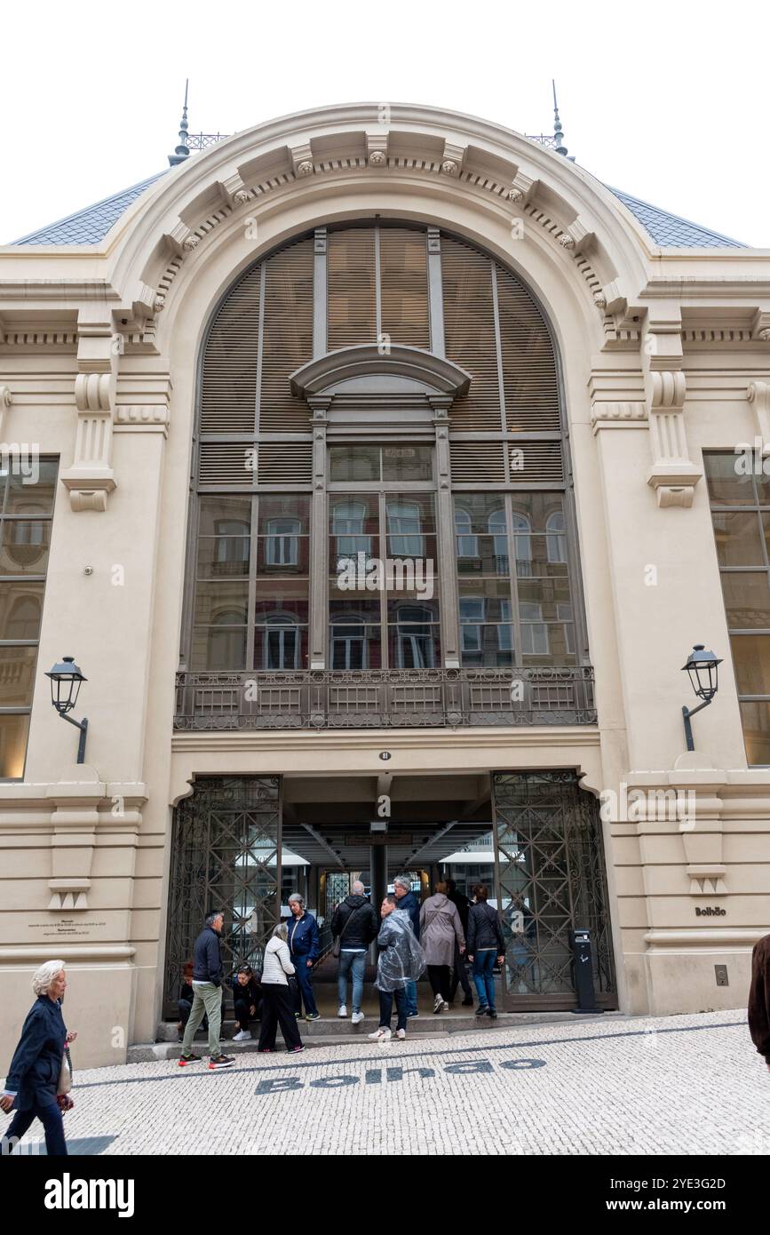 Porto, Portugal - 29. Mai 2024 - Eintritt in die Bolhao Markthalle von Porto, Portugal Stockfoto