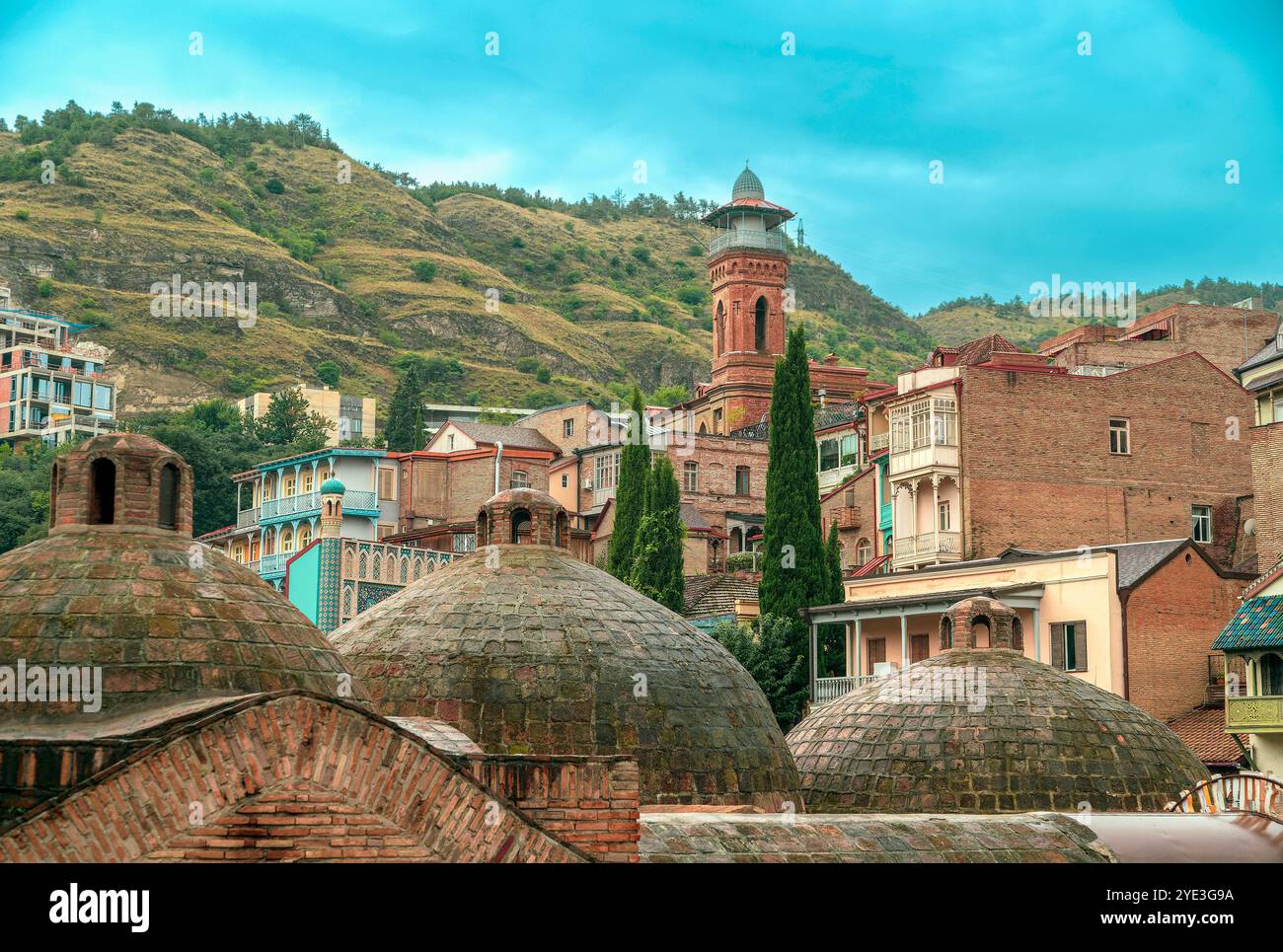 Malerische Kuppeln des alten Thermalbadehauses. Abanotubani ist bekannt für seine Schwefelbäder. Tiflis altes Viertel. Georgien. Stockfoto