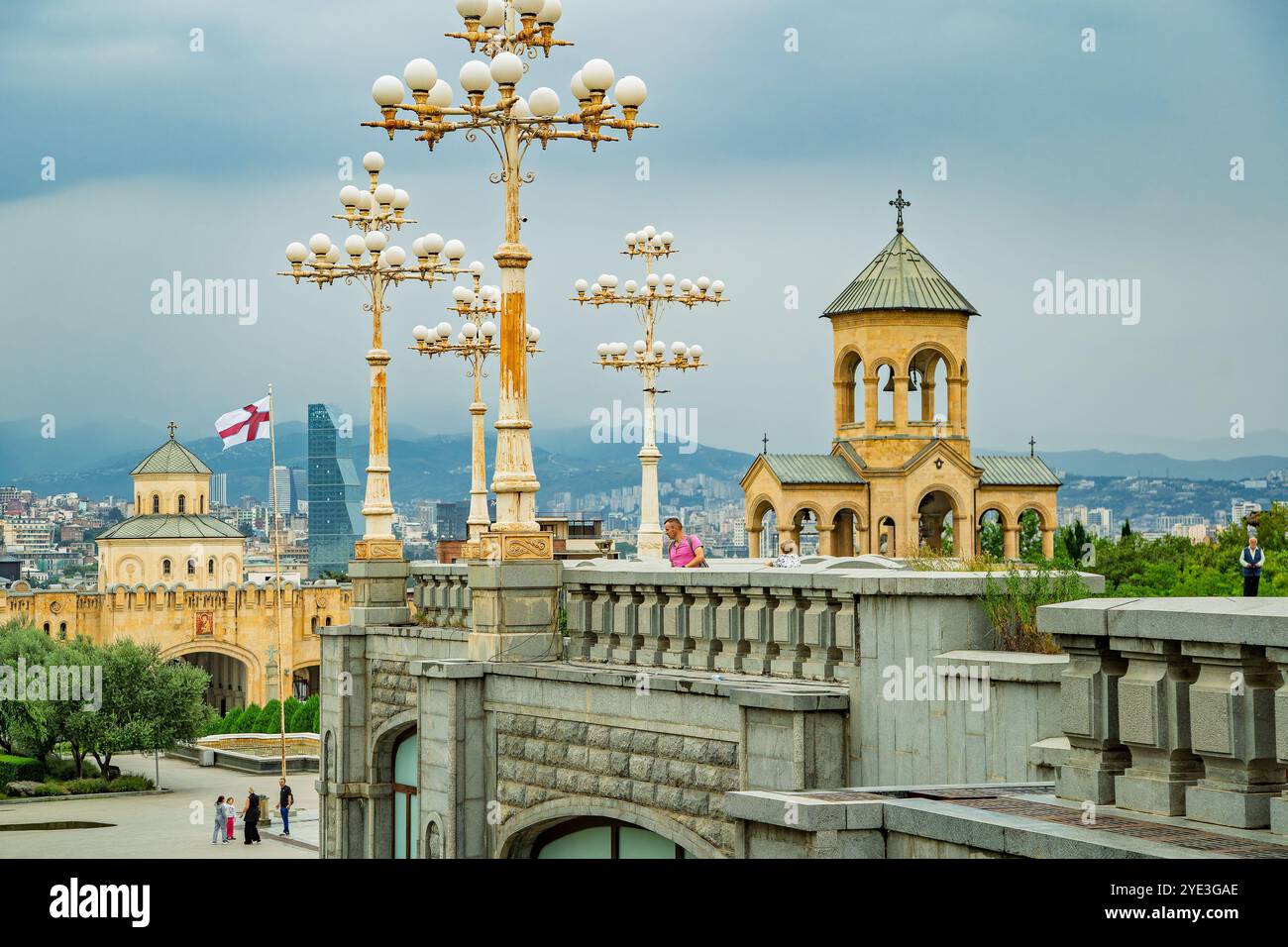 Sameba oder Heilige Dreifaltigkeitskathedrale von Tiflis, Georgien. Wunderschöne orthodoxe georgianische Kirche, umgeben von der Stadt und den Bergen. Stockfoto