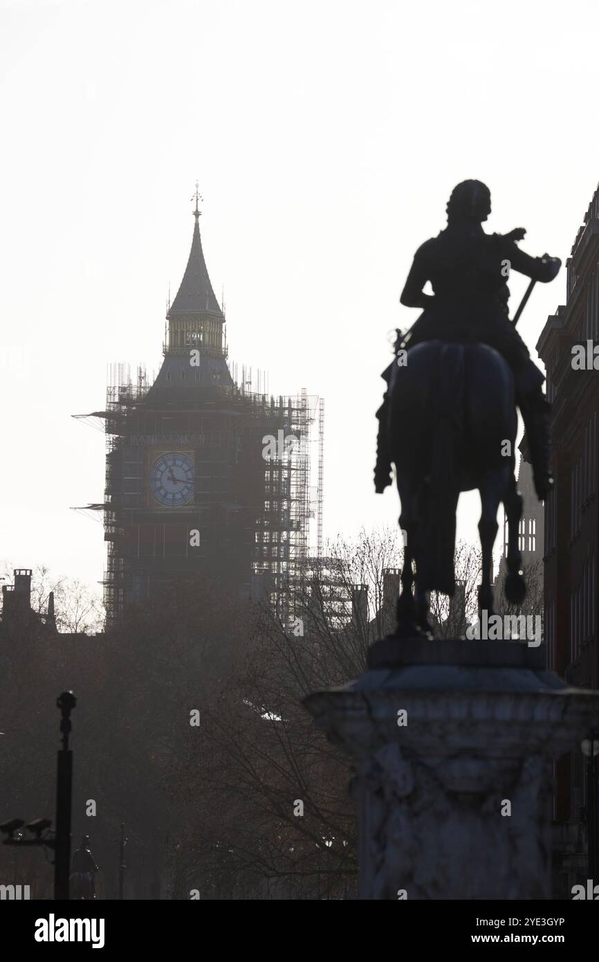 Big Ben im Gerüst vom Trafalgar Square aus gesehen. Stockfoto