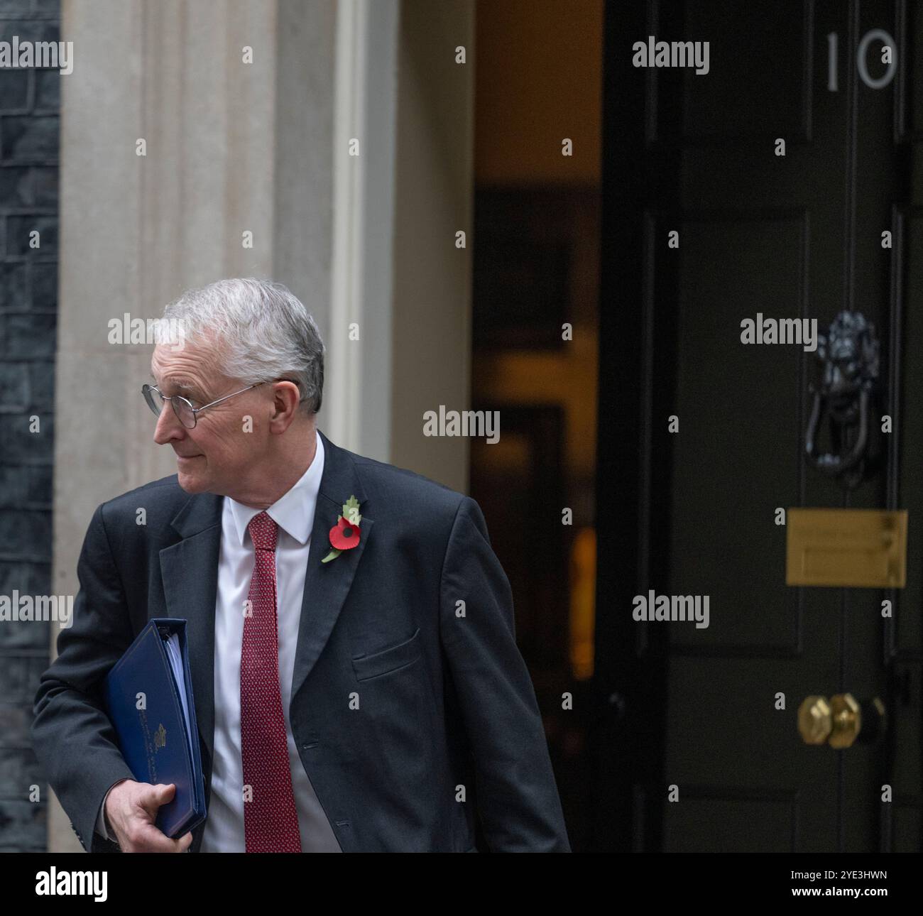 Downing Street, London, Großbritannien. Oktober 2024. Regierungsminister verlassen die Kabinettssitzung zwei Tage vor dem umstrittenen Haushalt von Kanzlerin Rachel Reeves. RT Hon Hilary Benn Abgeordneter, Staatssekretär für Nordirland. Quelle: Malcolm Park/Alamy Live News Stockfoto