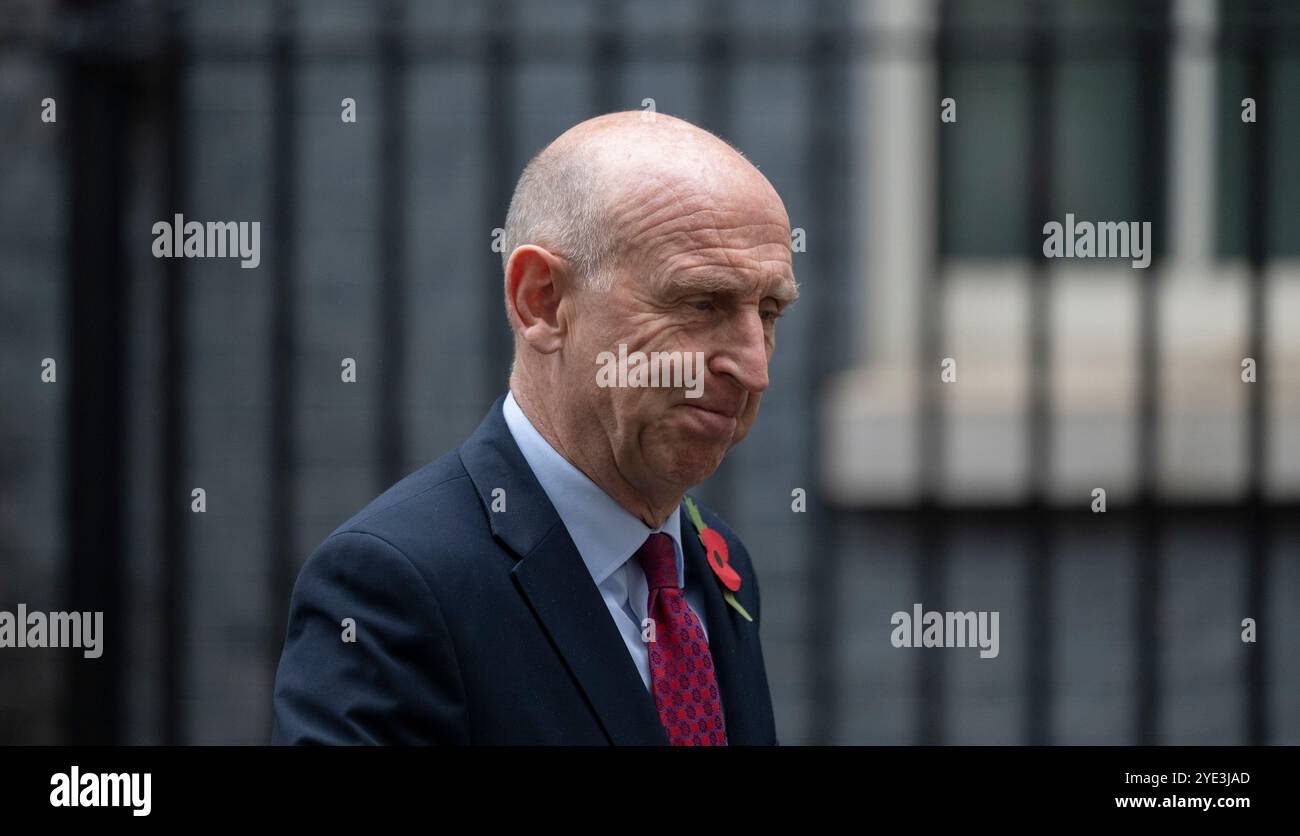 Downing Street, London, Großbritannien. Oktober 2024. Regierungsminister verlassen die Kabinettssitzung zwei Tage vor dem umstrittenen Haushalt von Kanzlerin Rachel Reeves. RT Hon John Healey, Abgeordneter, Staatssekretär für Verteidigung. Quelle: Malcolm Park/Alamy Live News Stockfoto