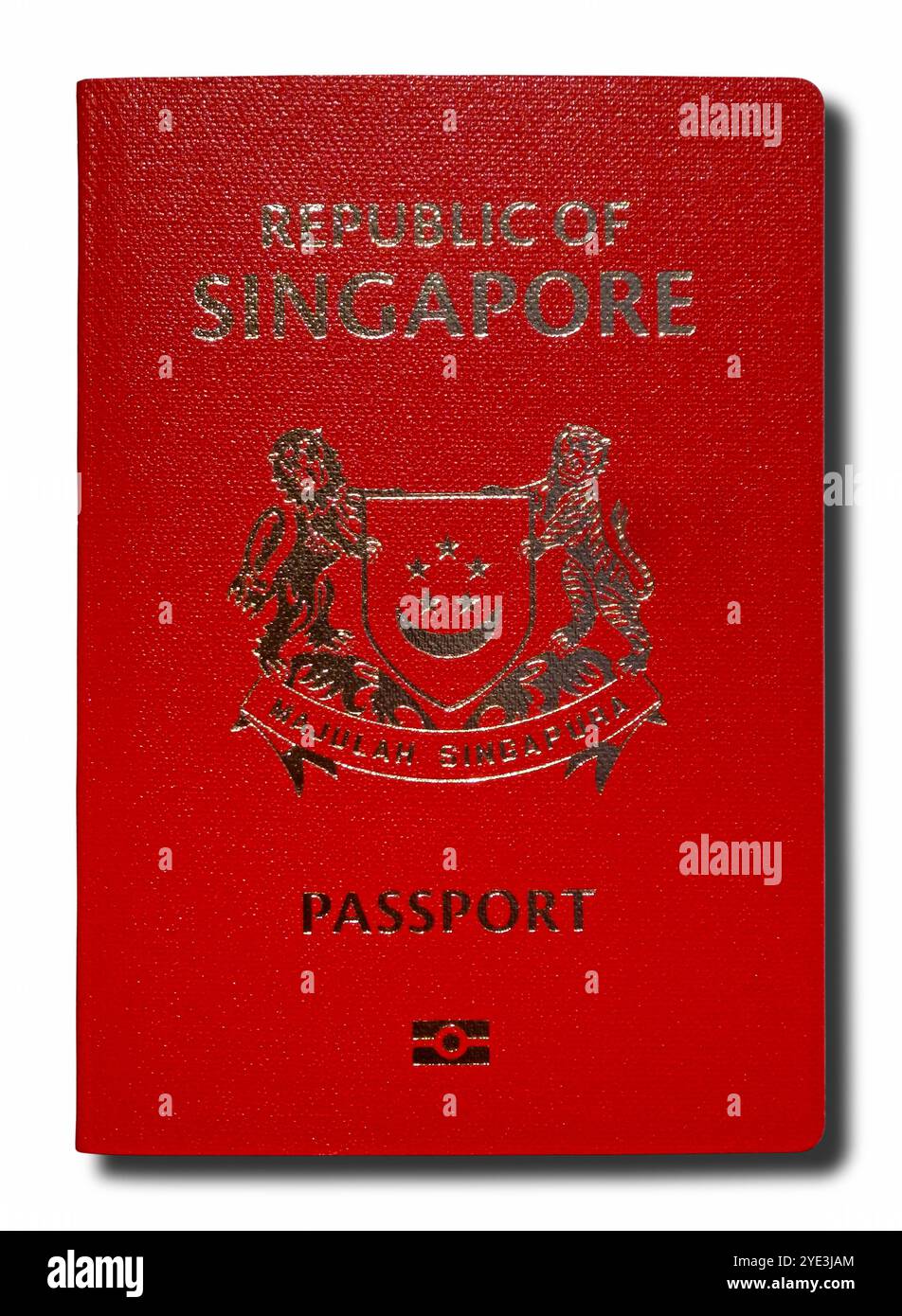 Nahaufnahme eines singaporischen Passes, isoliert auf weißem Hintergrund. Stockfoto