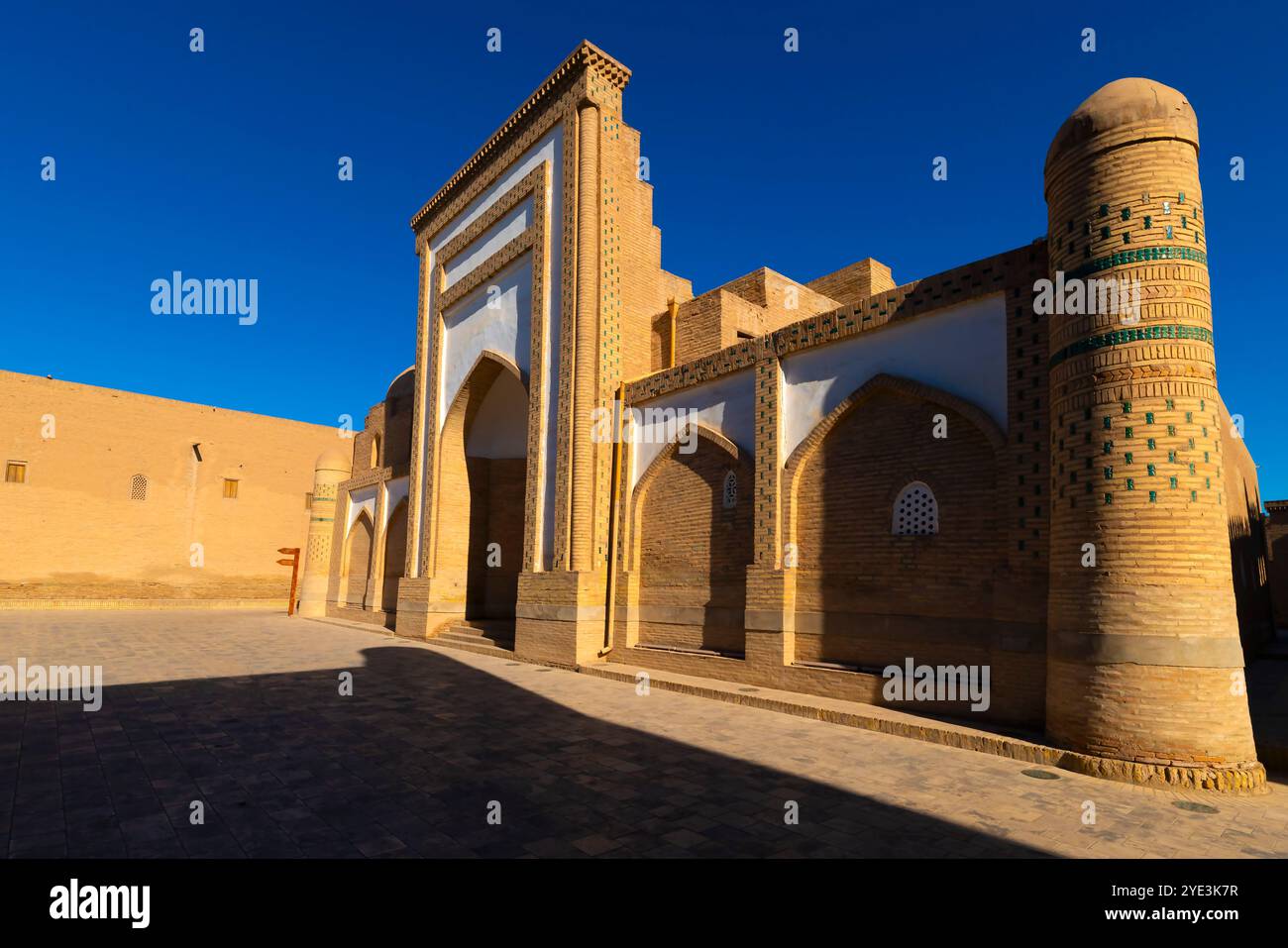 Madrasah Muhammad Amin Inaq in der Innenstadt von Chivas oder Itchan Kala. Chiwa (XIVa, Xīveh) ist eine Stadt in der Region Chorazm in Usbekistan. Die Stadt W Stockfoto