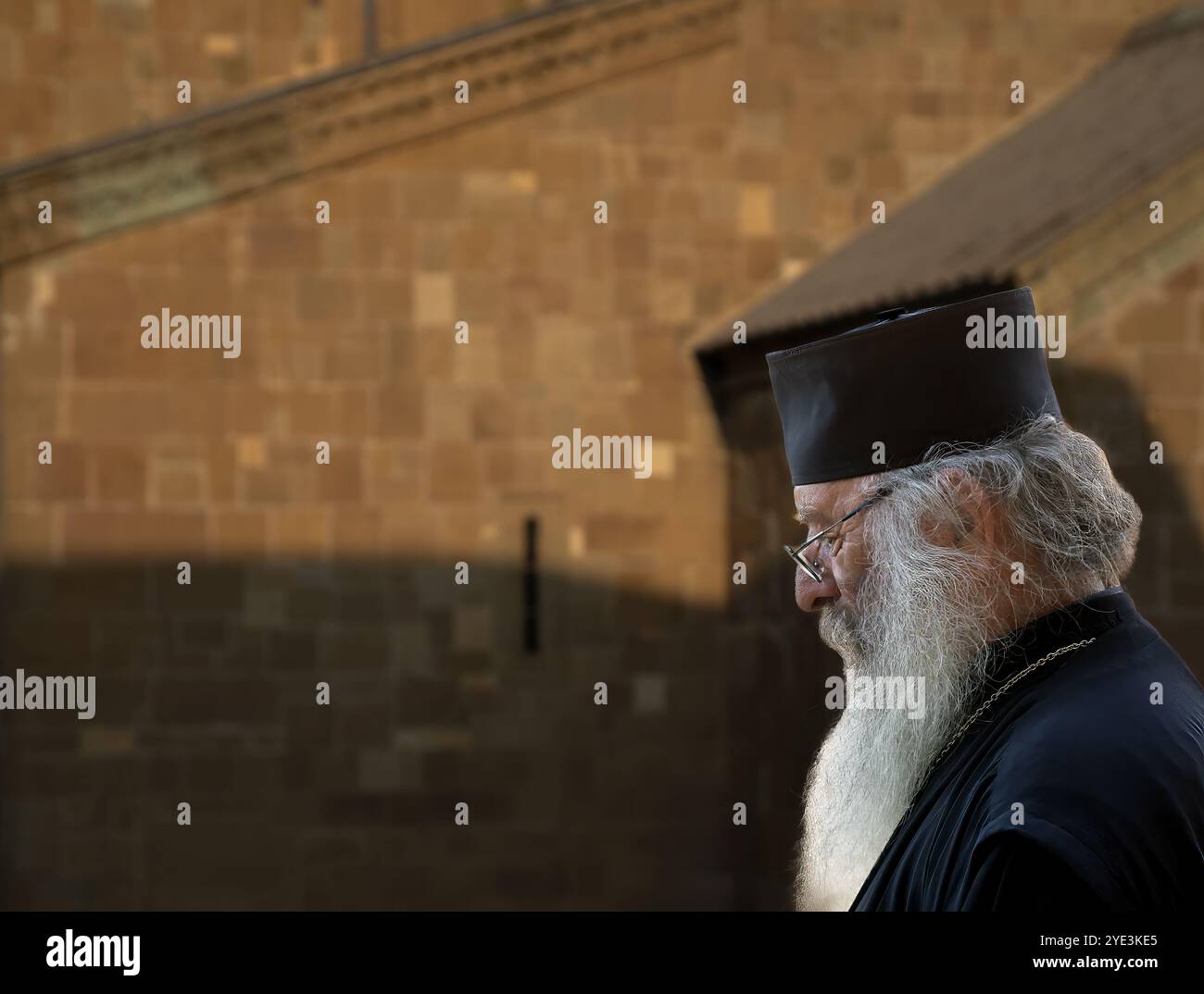 Mzcheta, Georgien – 11. August 2024: Porträt eines georgisch-orthodoxen Priesters in schwarzem Gewand vor der Svetitskhoveli-orthodoxen Kathedrale Stockfoto