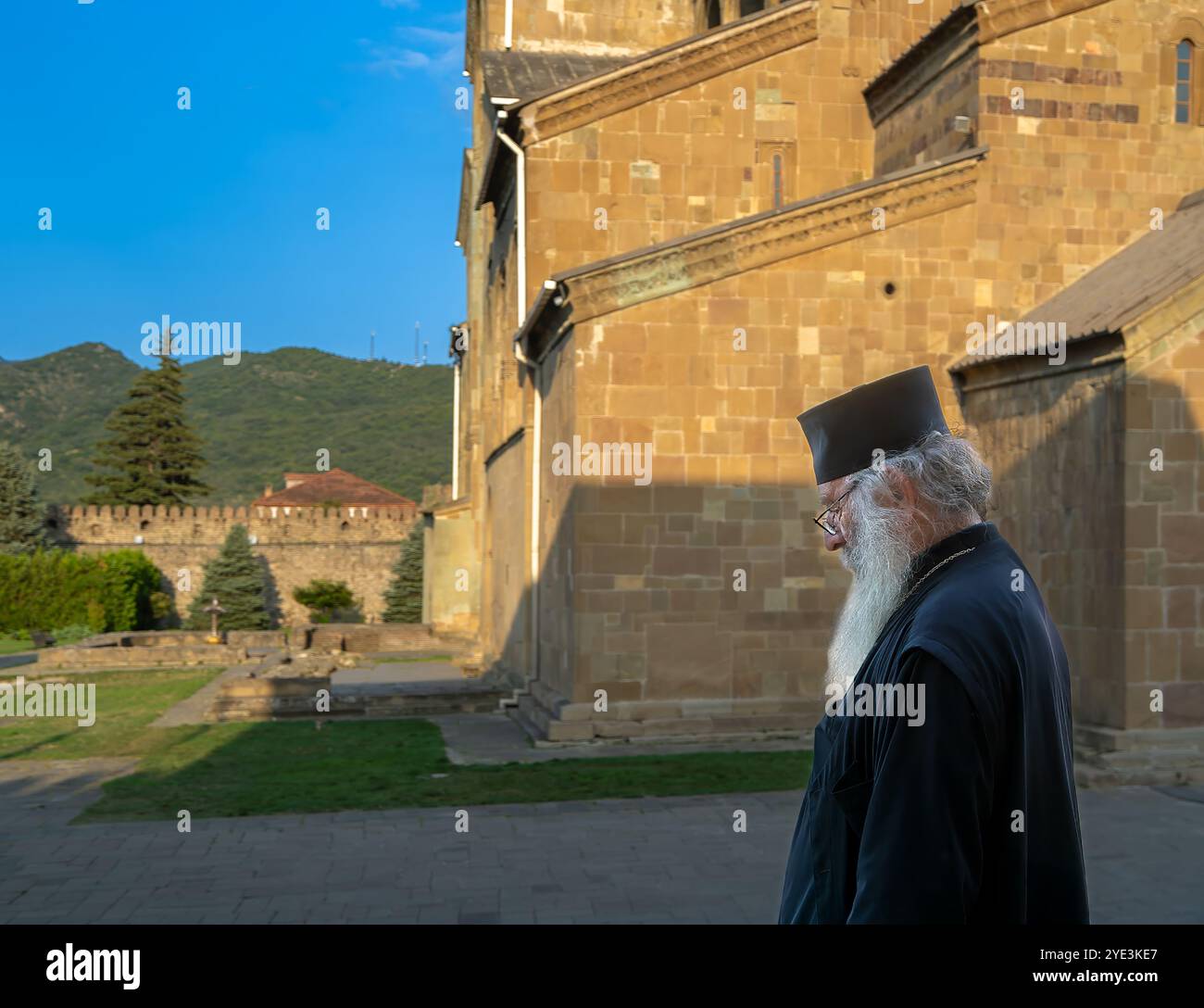 Mzcheta, Georgien – 11. August 2024: Porträt eines georgisch-orthodoxen Priesters in schwarzem Gewand vor der Svetitskhoveli-orthodoxen Kathedrale Stockfoto