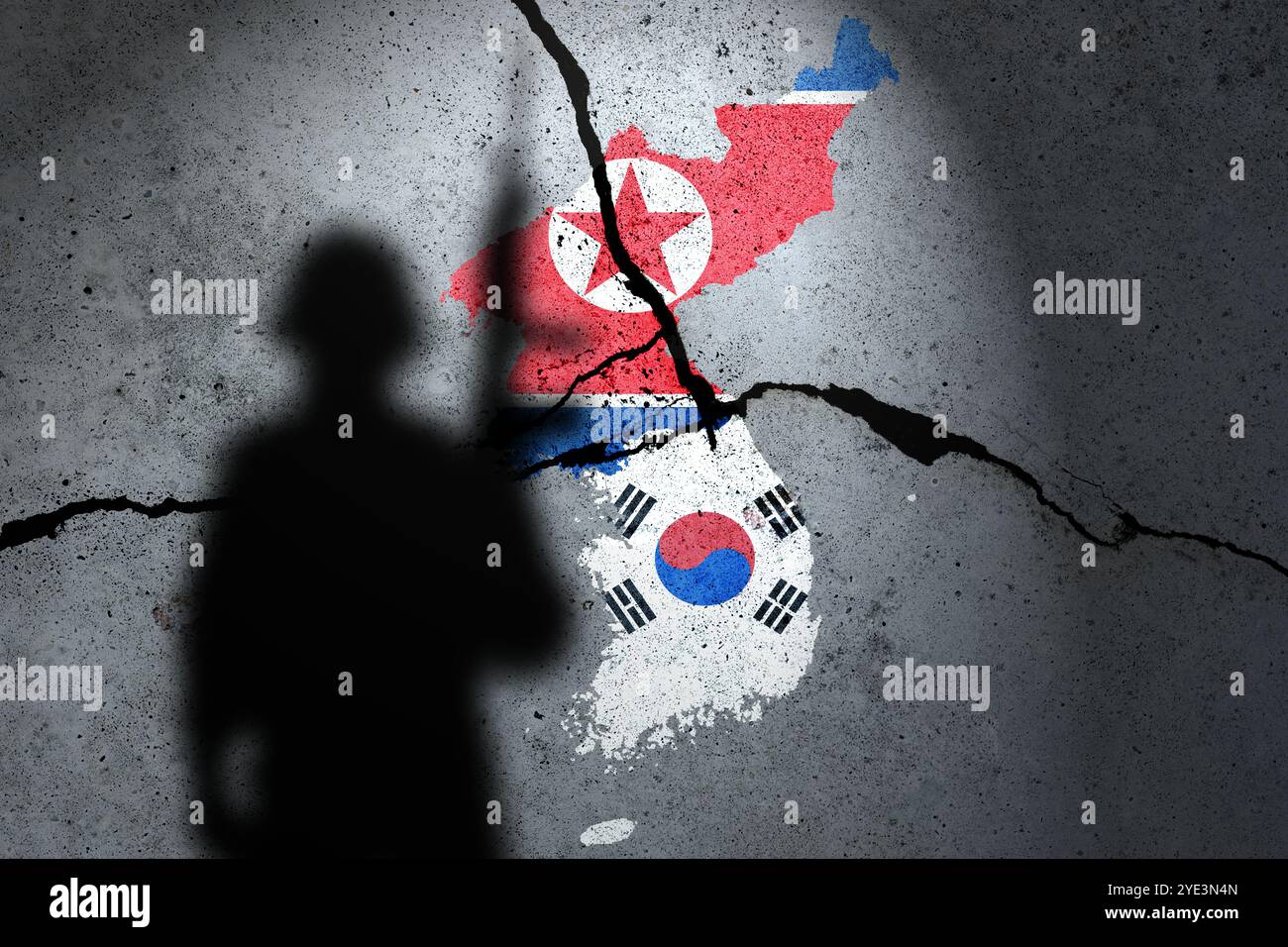 Flaggen Nordkoreas und Südkoreas auf die Betonmauer gemalt mit Soldatenschatten Stockfoto