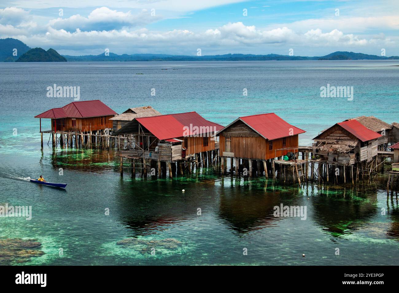 Schwimmendes kleines Fischerdorf in Indonesien Stockfoto