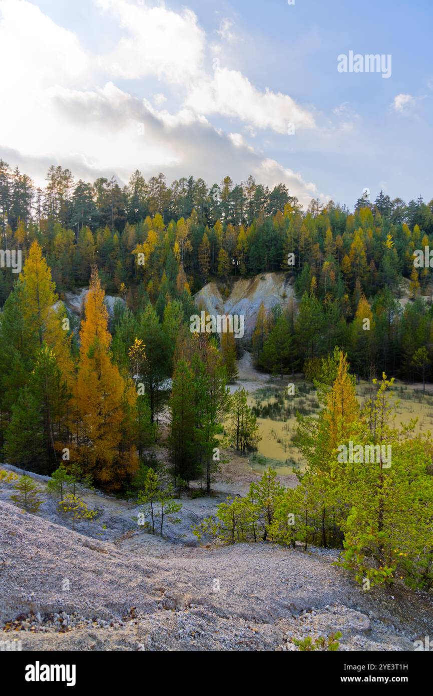 Herbstlandschaft in der Tschechischen Republik, Europa, Wald, Felsen, Mährischer Karst Stockfoto