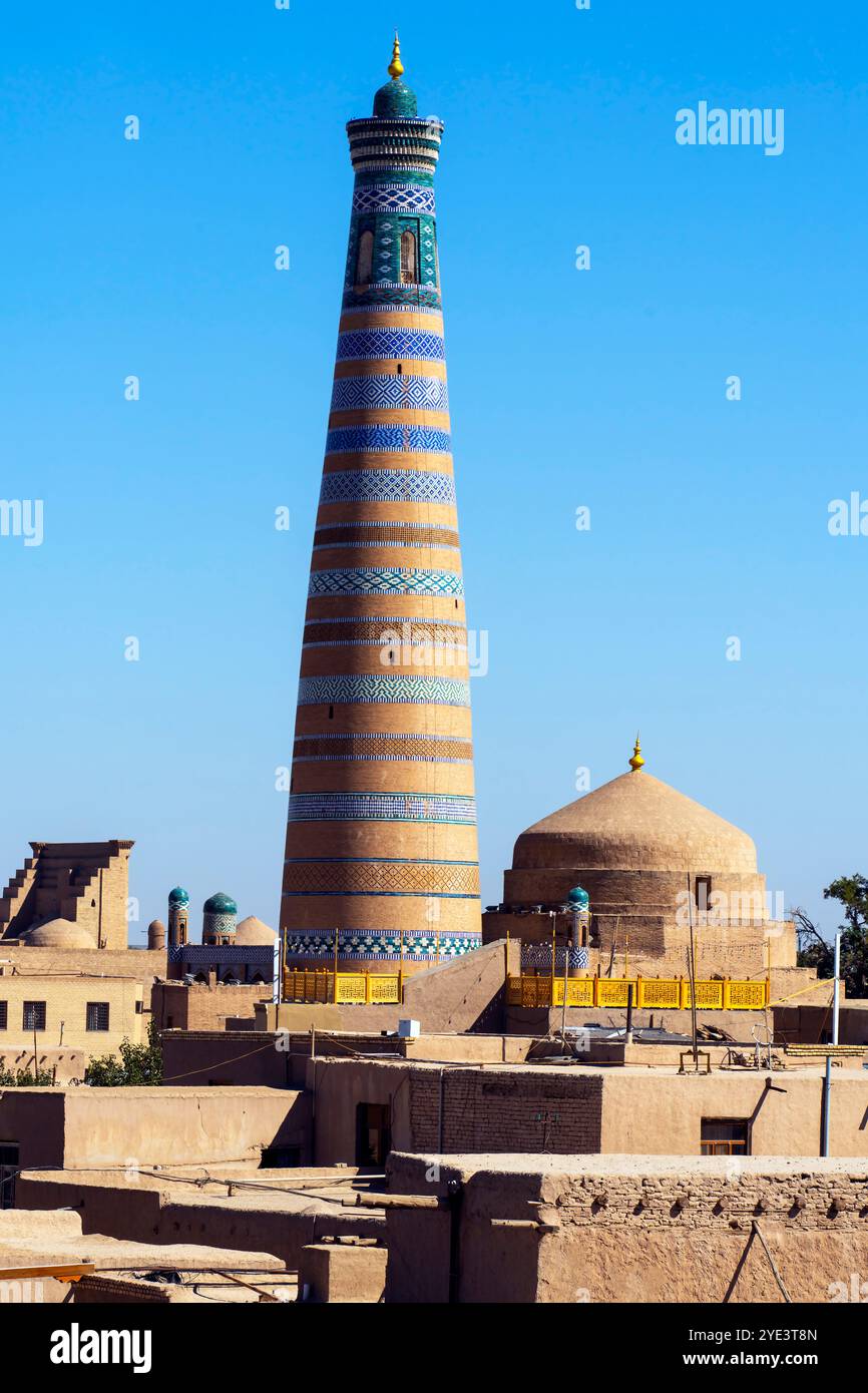 Das Islam Hoja Minaret ist das höchste Minarett von Chiwa und der beste Aussichtspunkt der Stadt. Der Islam Hoja Minaret ist nach dem Chefberater der beiden benannt Stockfoto