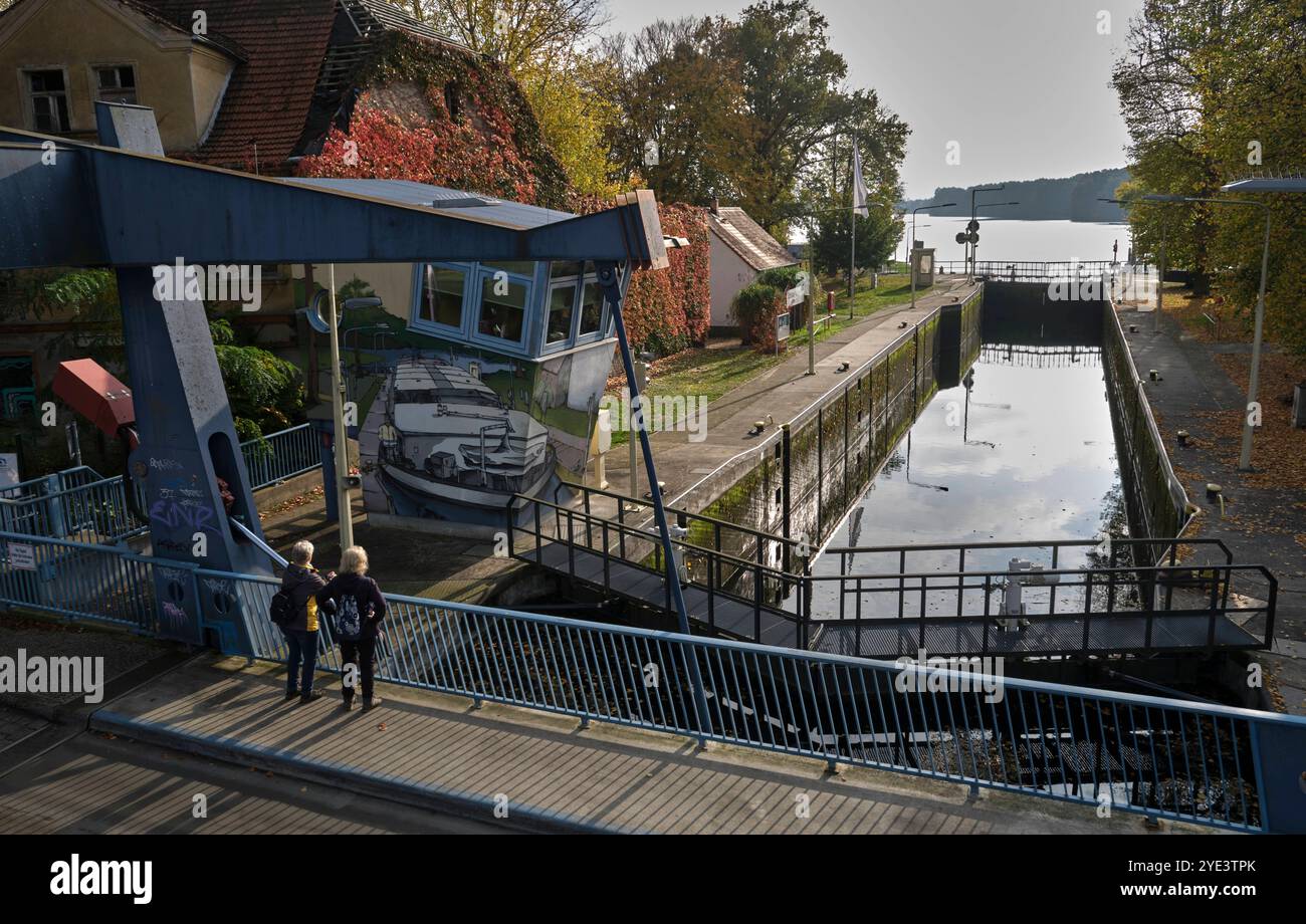 Woltersdorf Schleuse Deutschland, Woltersdorf, 26.10.2024, Woltersdorf Schleuse, Blick von der Fußgängerbrücke auf die Klappbrücke und Schleuse, Â *** Woltersdorf Schleuse Deutschland, Woltersdorf, 26 10 2024, Woltersdorf Schleuse, Blick von der Fußgängerbrücke auf die Klappbrücke und Schleuse, Â Stockfoto