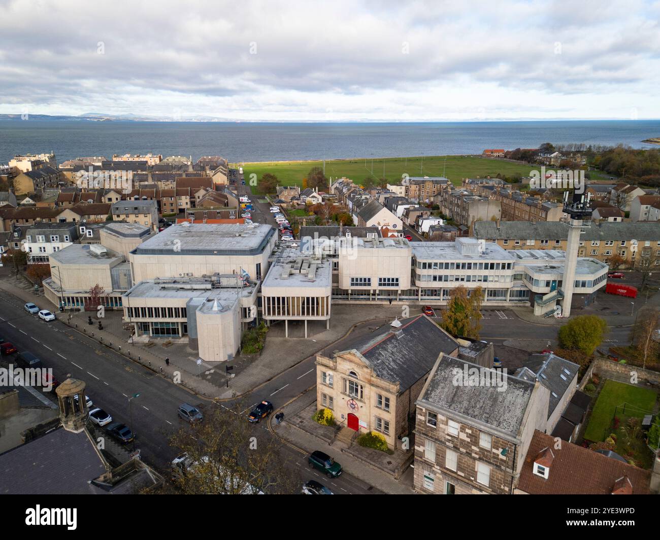 Musselburgh Schottland, Großbritannien. Oktober 2024. Aus der Vogelperspektive auf das Brunton Theatre und die zugehörigen Hallen in Musselburgh, die derzeit geschlossen sind und nach der Entdeckung von verstärktem autoklaviertem Porenbeton (RAAC) in Dachpaneelen mit hoher Wahrscheinlichkeit abgerissen werden. Iain Masterton/Alamy Live News Stockfoto