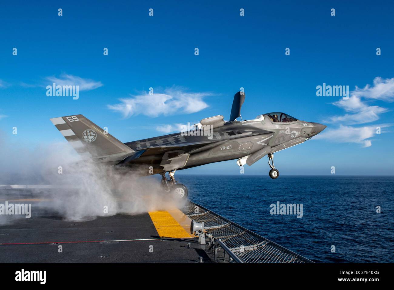 Ein gemeinsames Team bestehend aus F-35 Patuxent River Integrated Test Force Flugtestmitgliedern, US-Seeleuten und Marines und der Besatzung der Japan Maritime Stockfoto