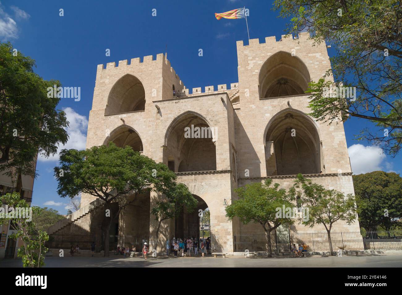 Valencia, Spanien - 14. August 2023: Serrans-Tor in Valencia, Spanien. Stockfoto